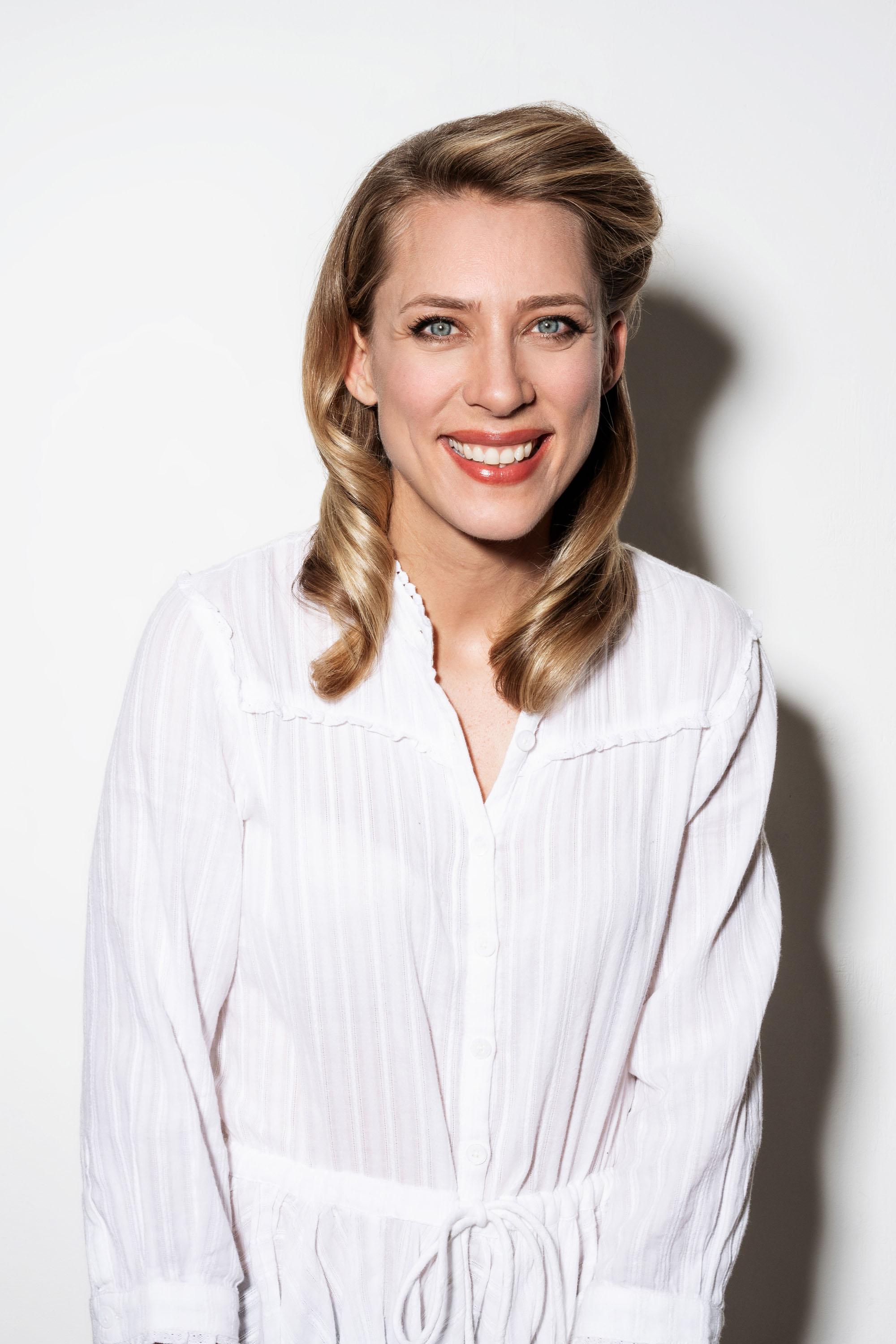 actor Marisa Leonie Bach large photo