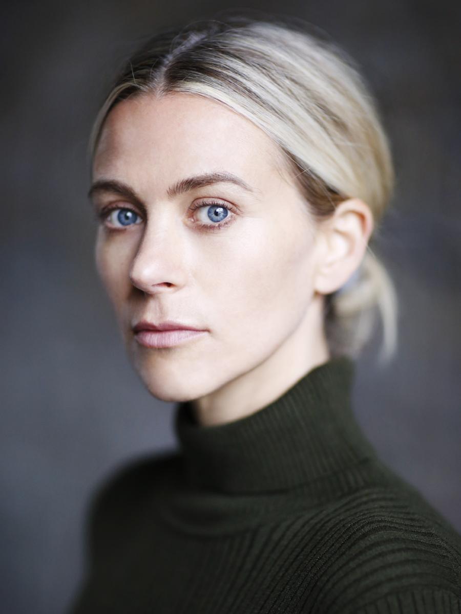 actor Lucy Lowe large photo