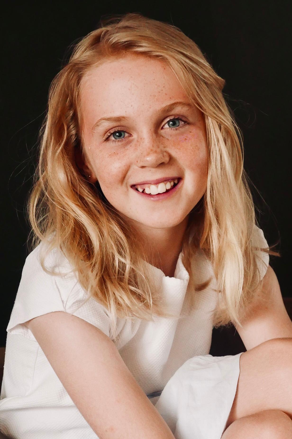 actor Ariel Donoghue large photo