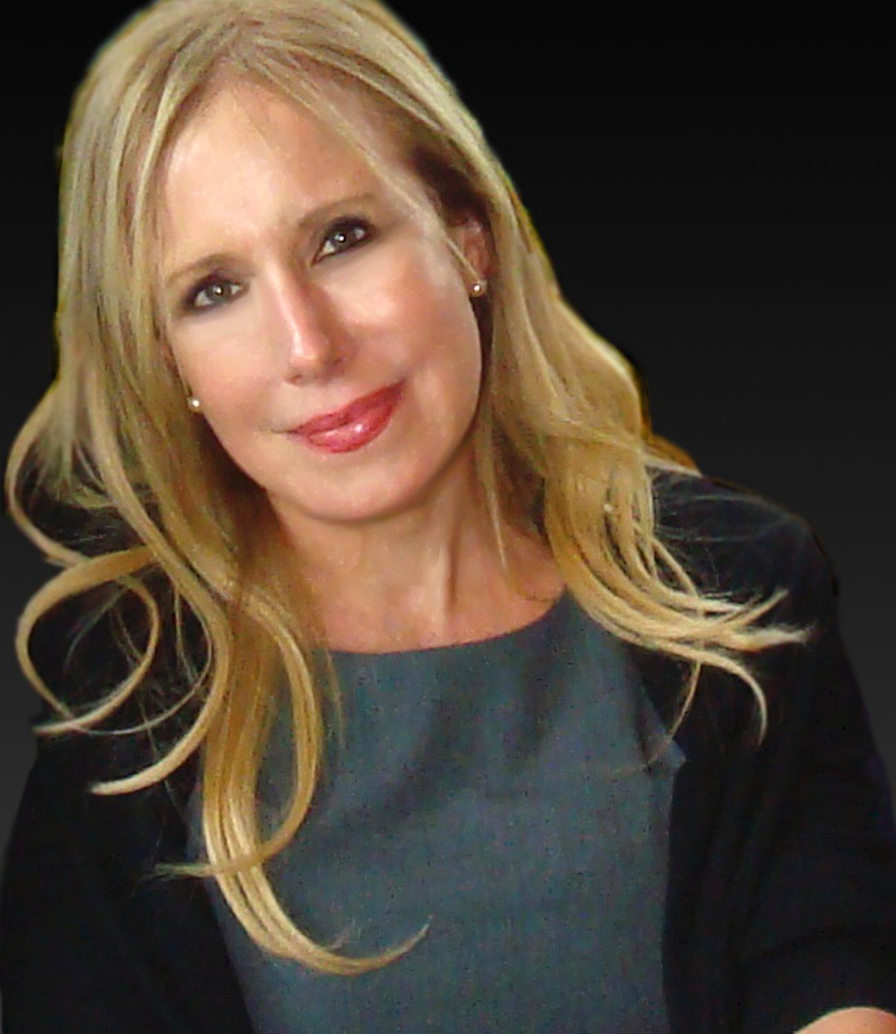 actor Elana Krausz large photo