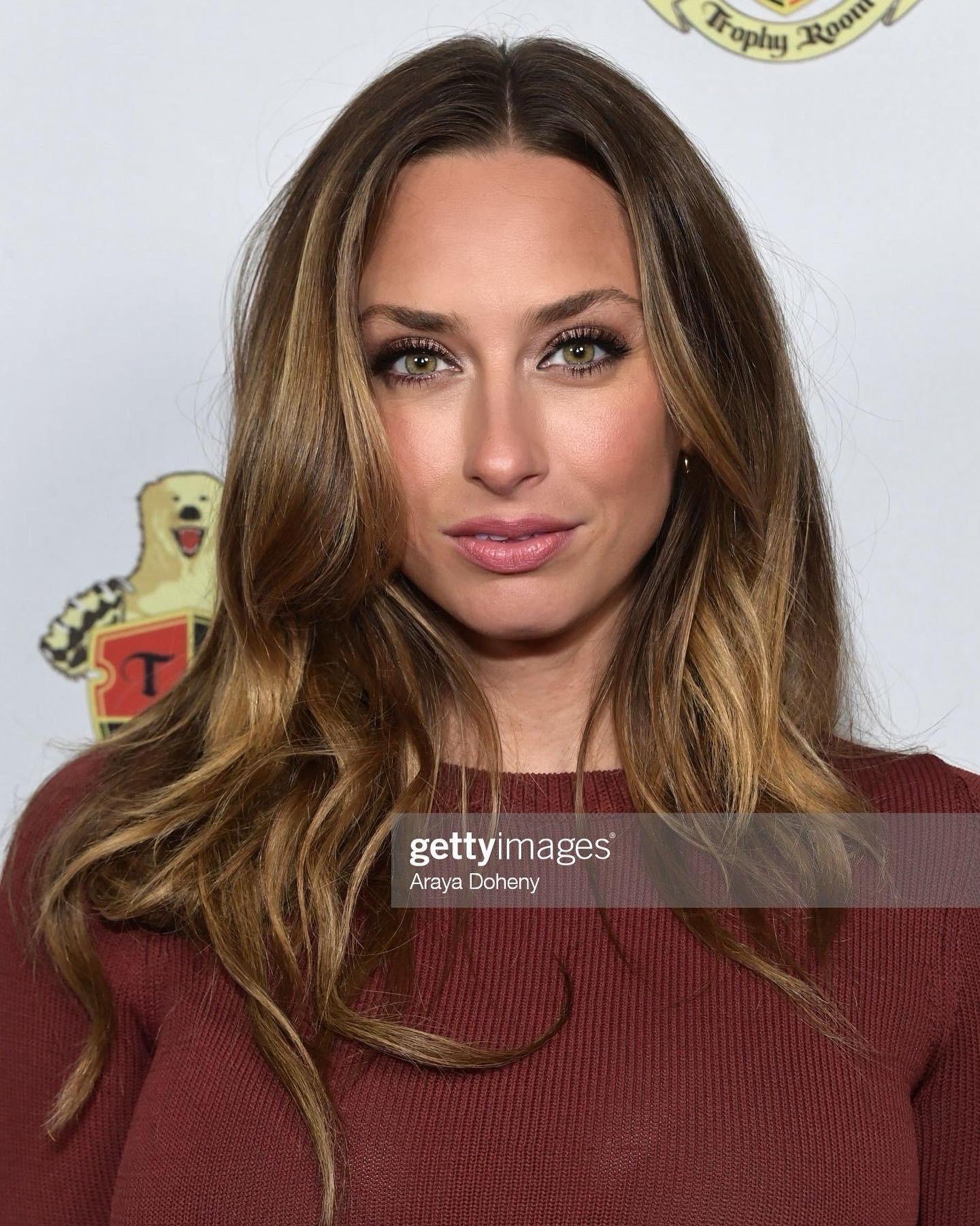 actor Lyndsi LaRose large photo