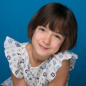 actor Kira Gelineau large photo