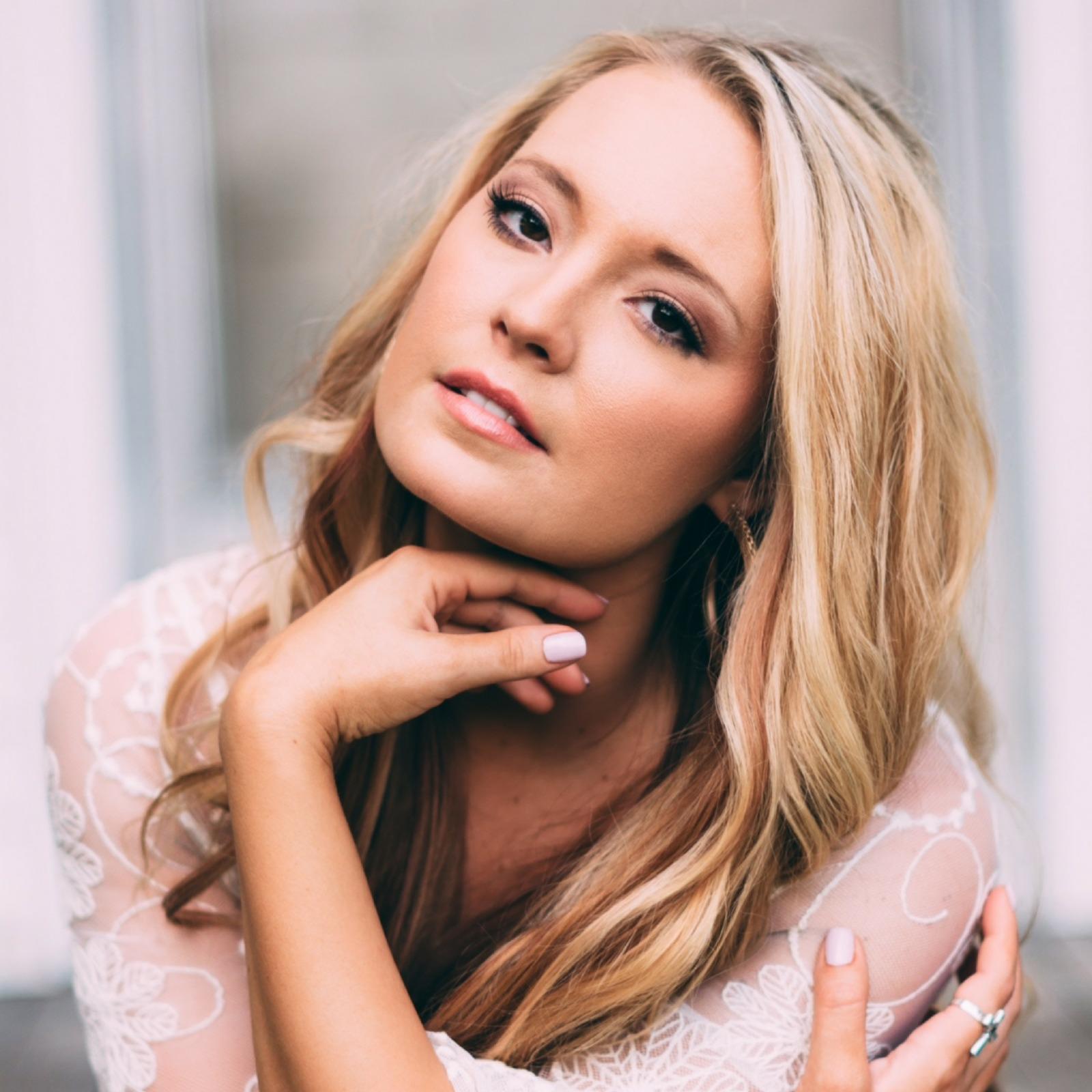 actor Janelle Arthur large photo