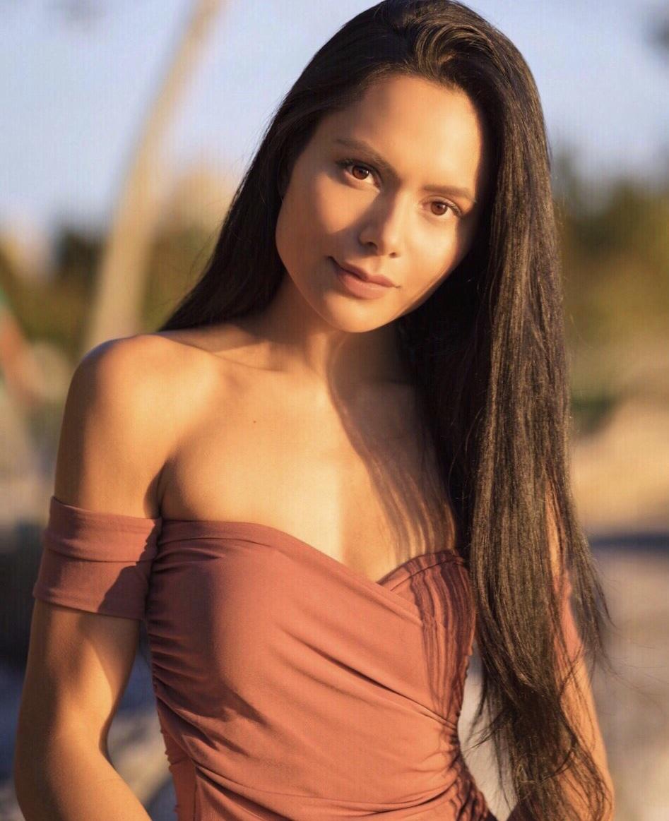 actor Nicole Hombrebueno large photo