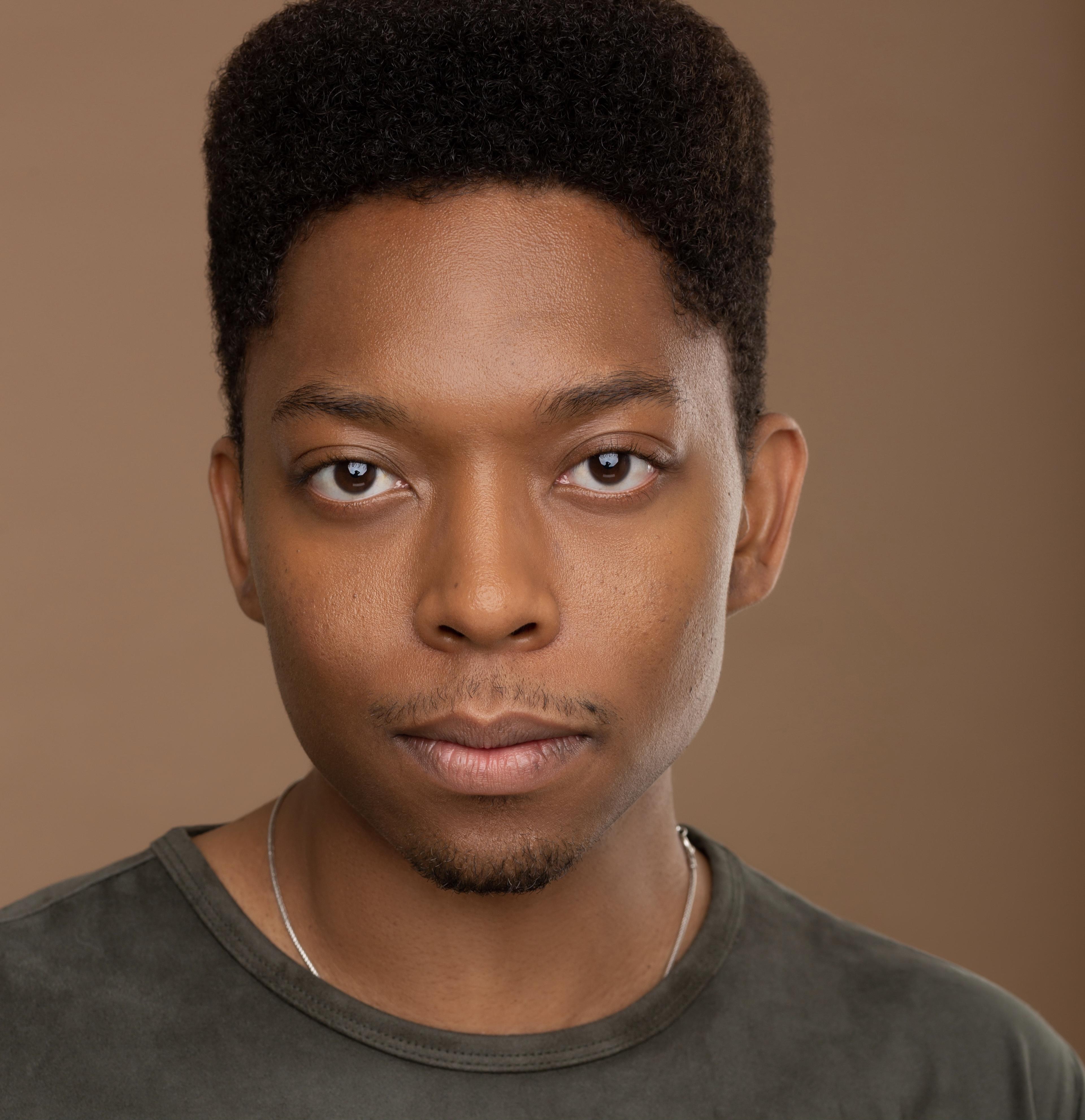 actor Teon Kelley large photo