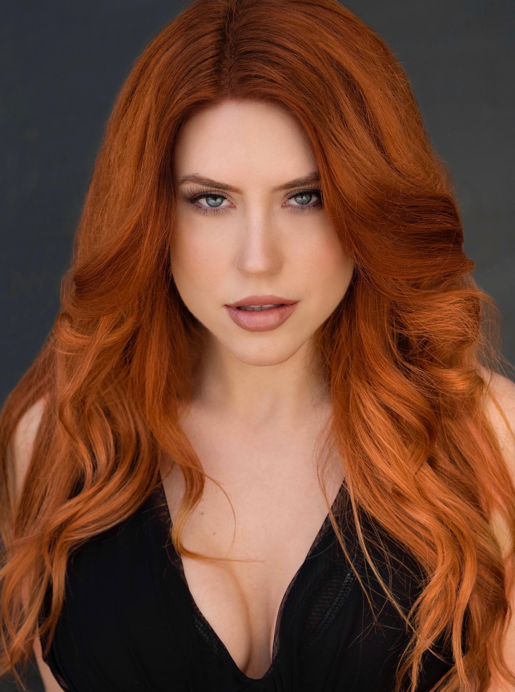 actor Emily Ashby large photo