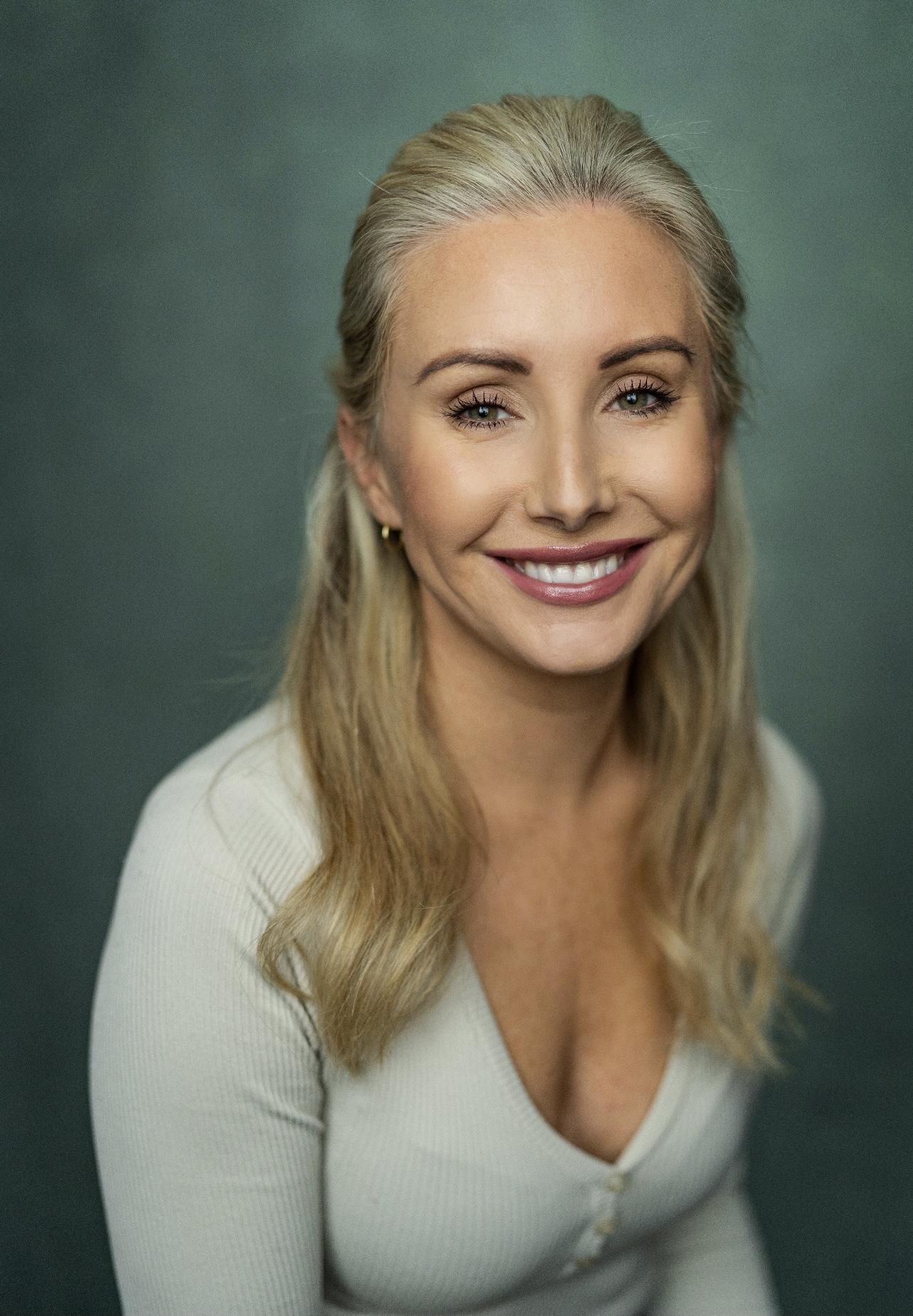 actor Justine Jones large photo