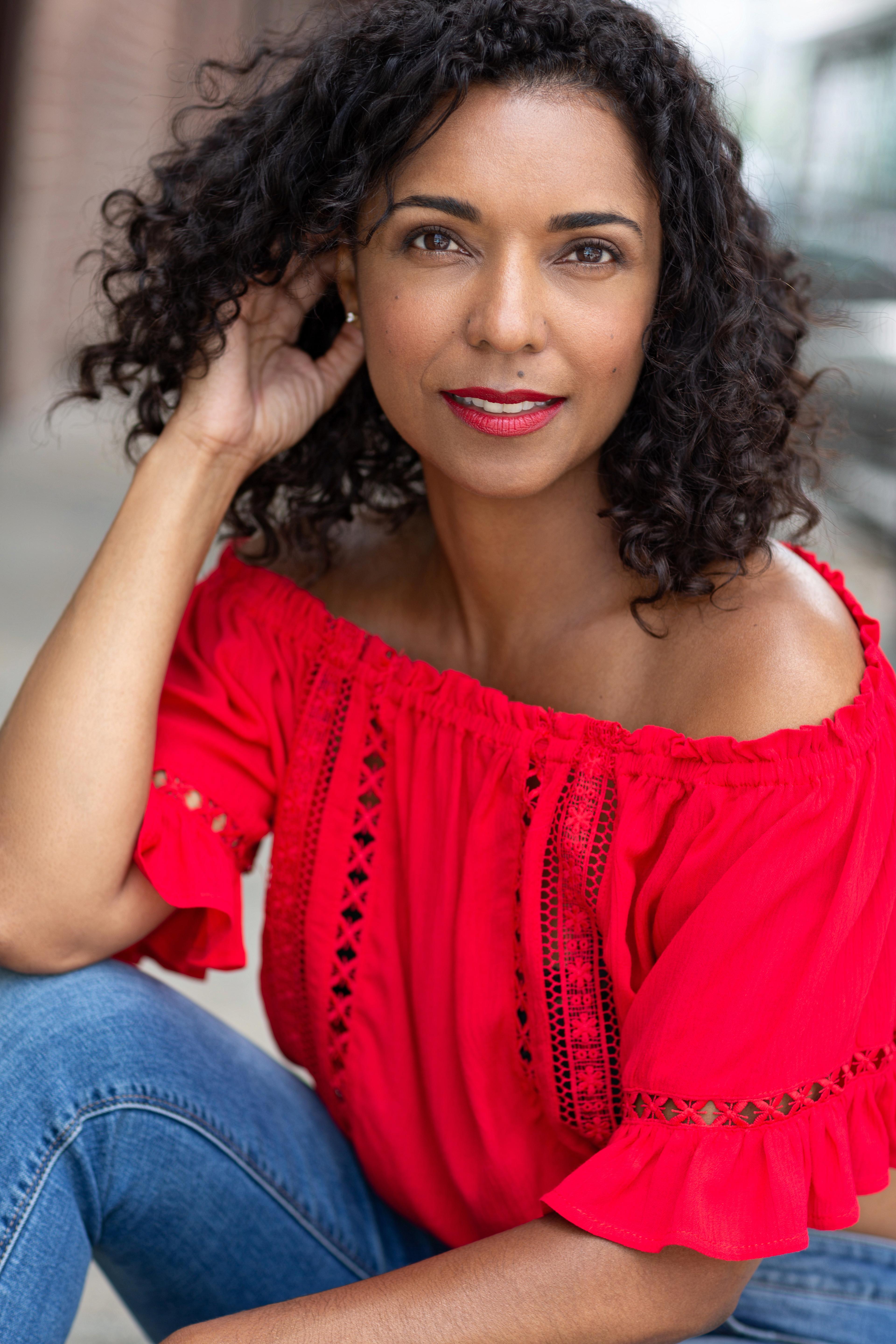 actor Lyindaa Russell large photo