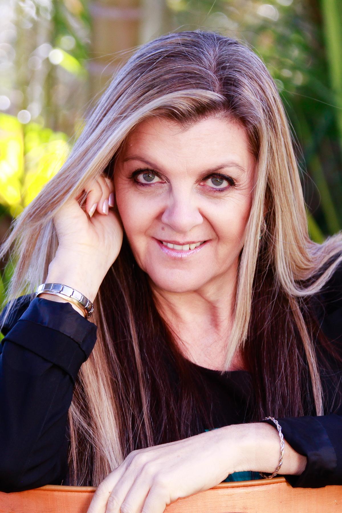 actor Janette Lakiss large photo