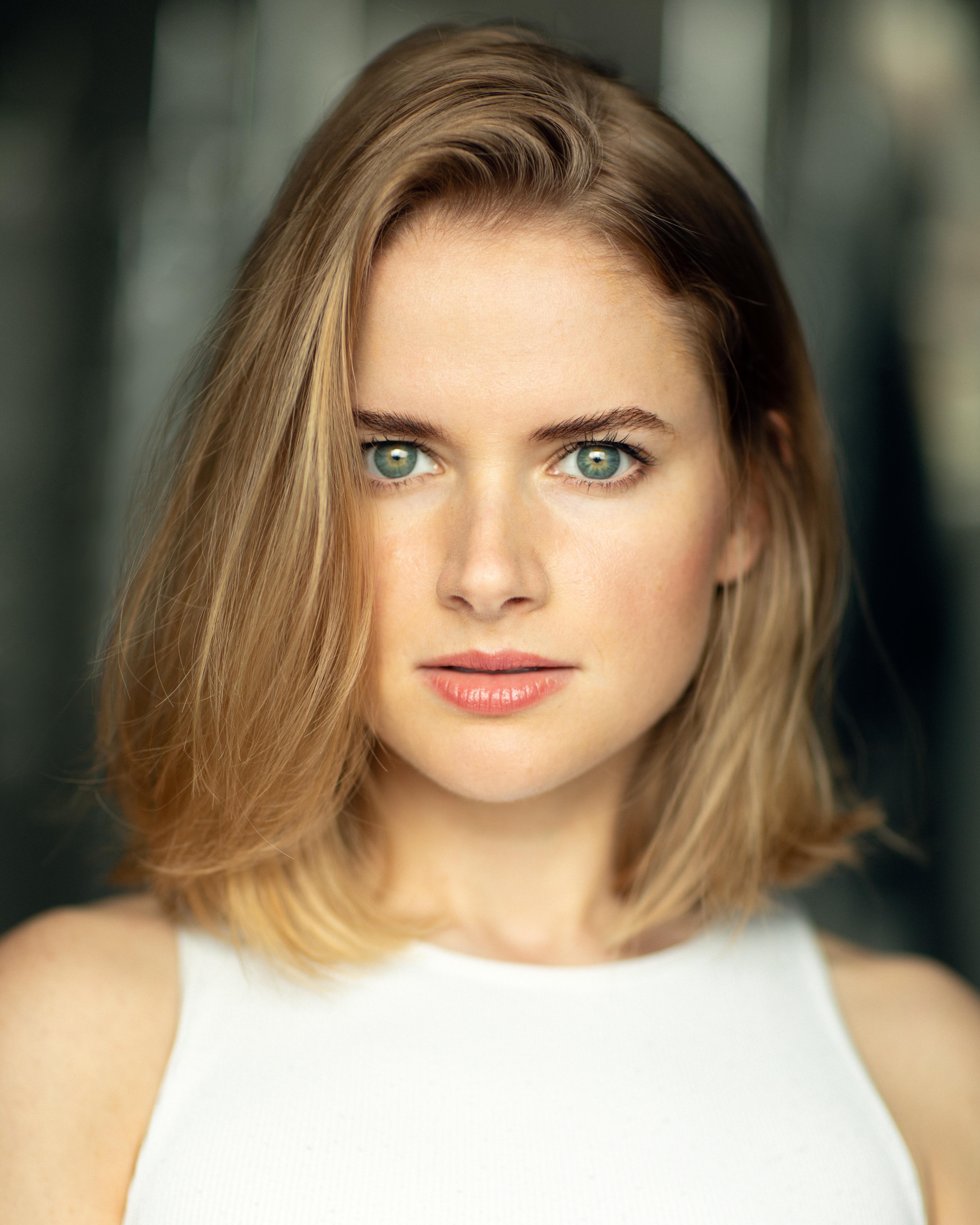 actor Lauren Bray large photo