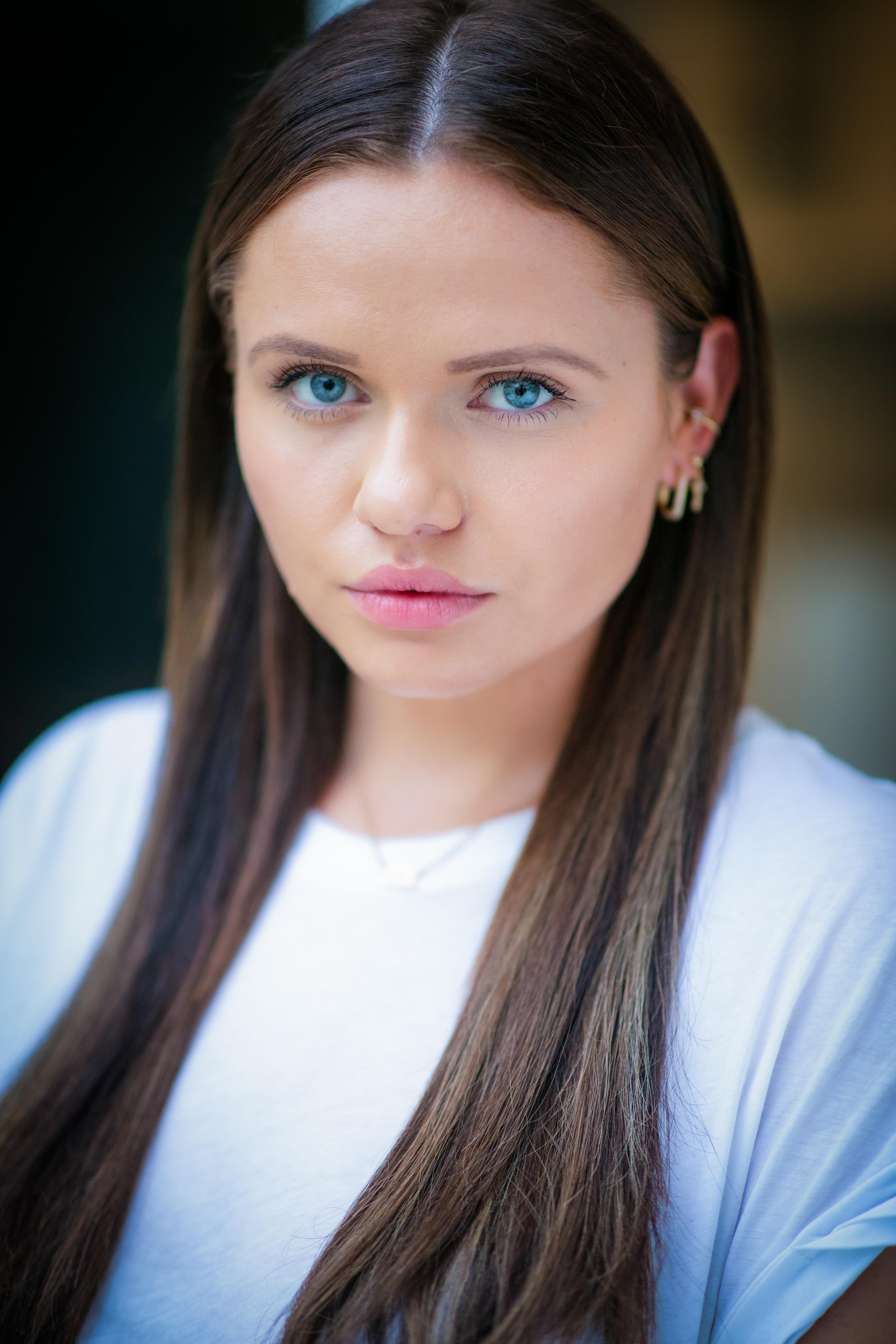 actor Alli Simpson large photo