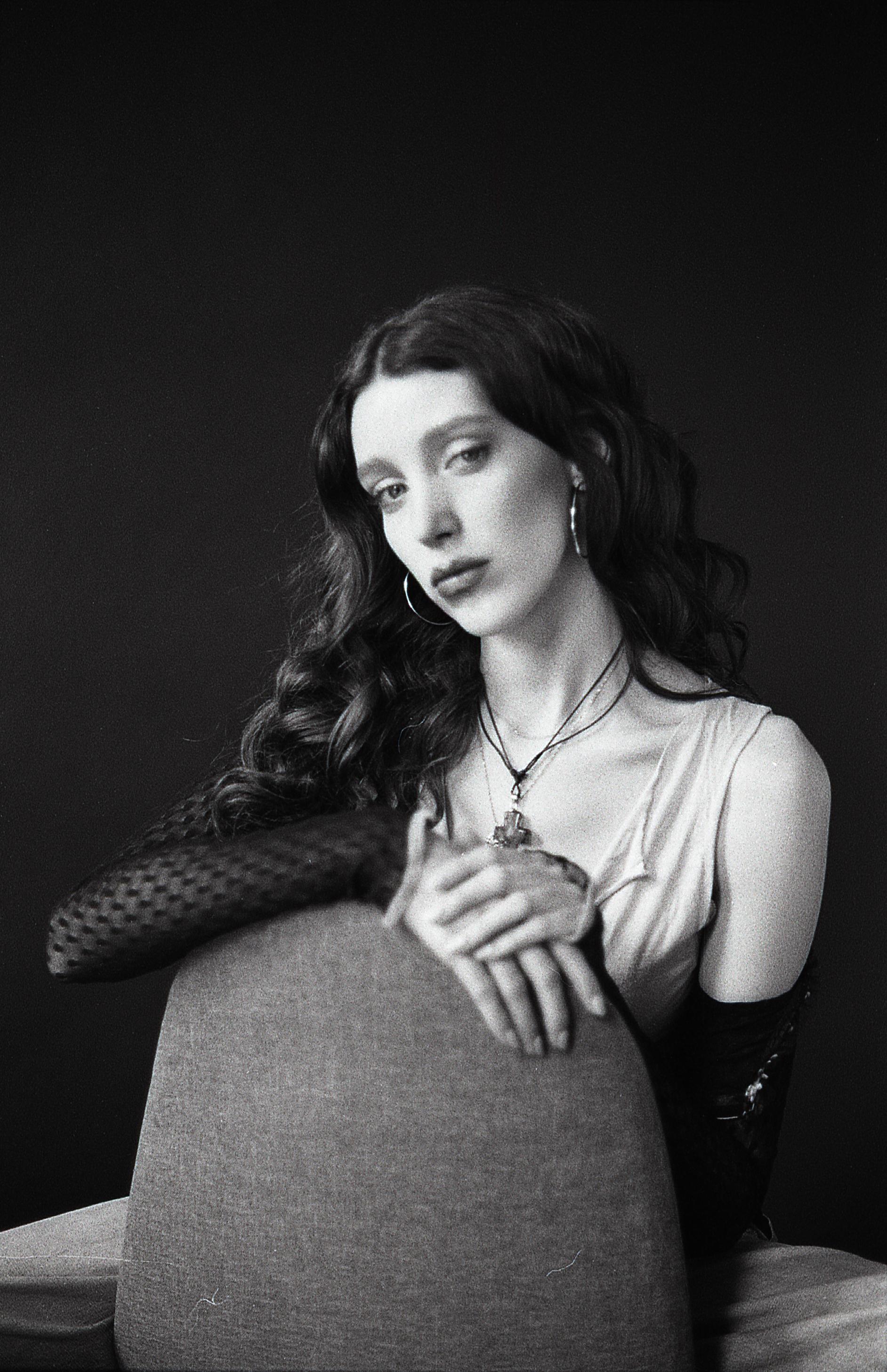 actor Isabelle Phillips large photo