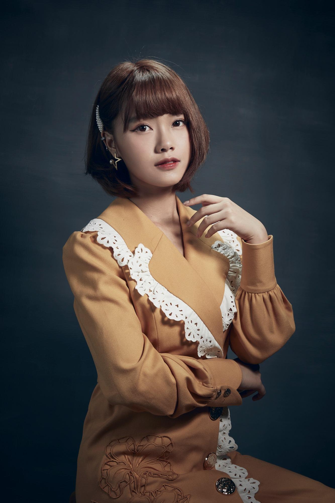 actor Praewa Suthamphong large photo