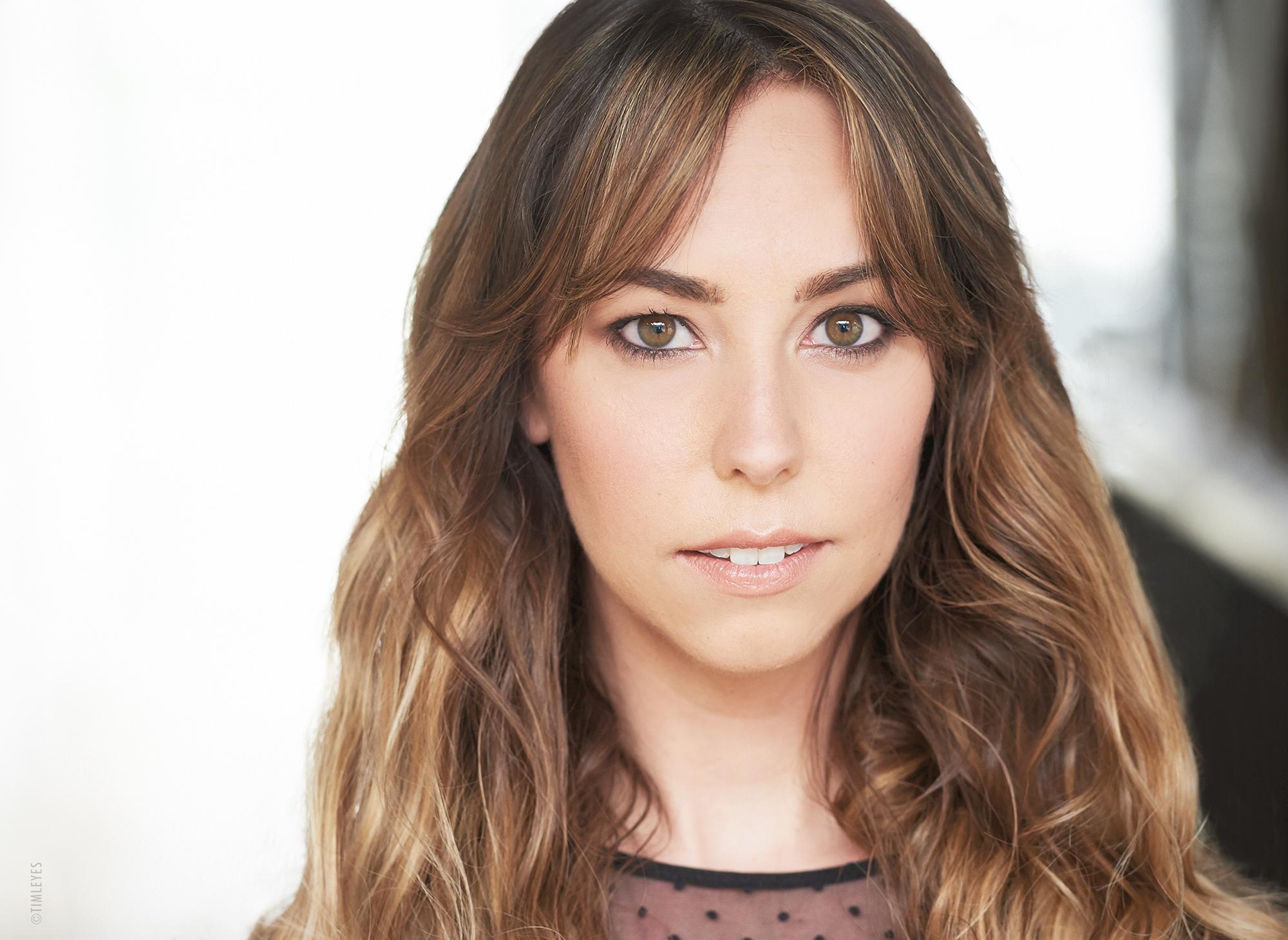 actor Lauren Hanna large photo