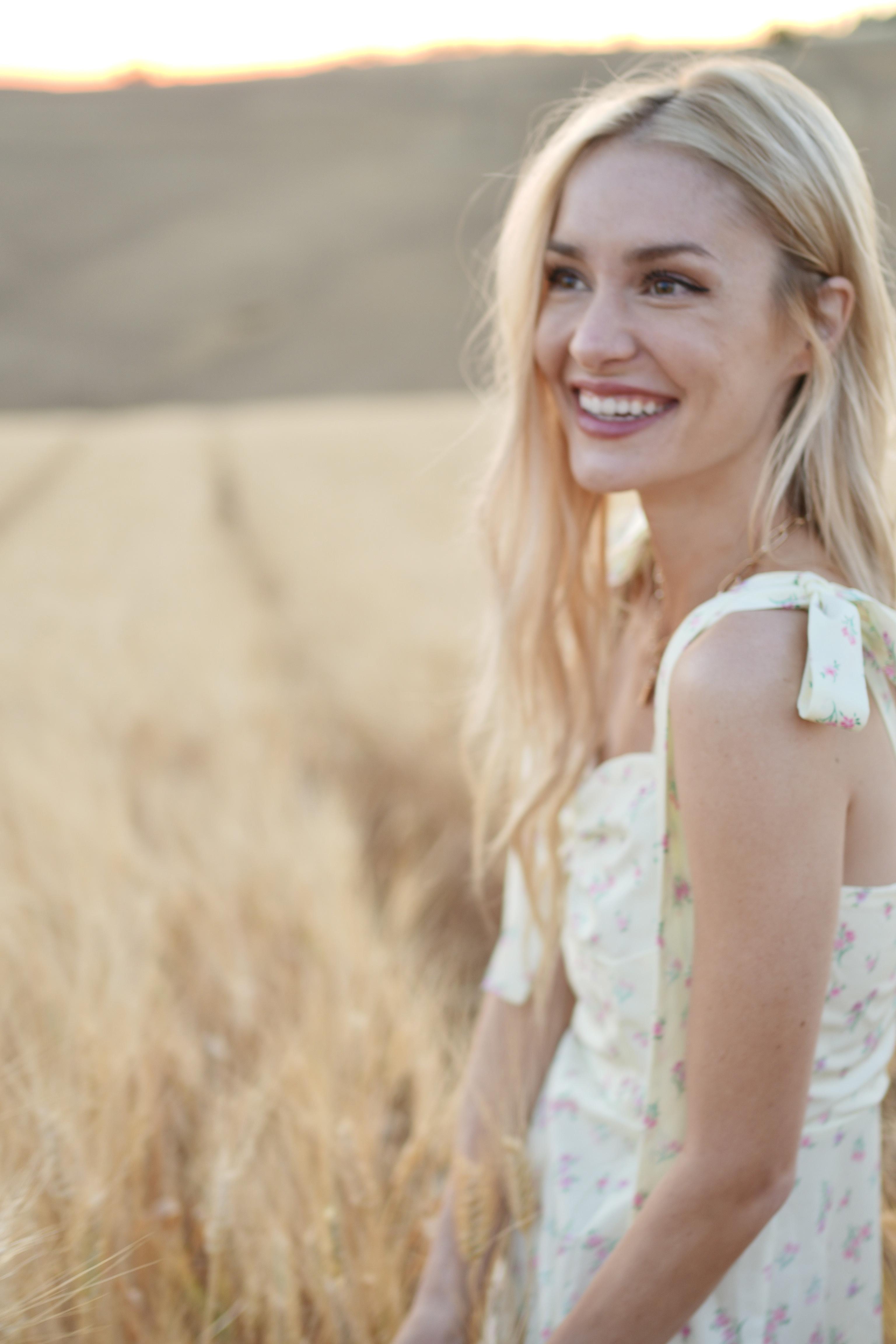 actor Elle McLemore large photo