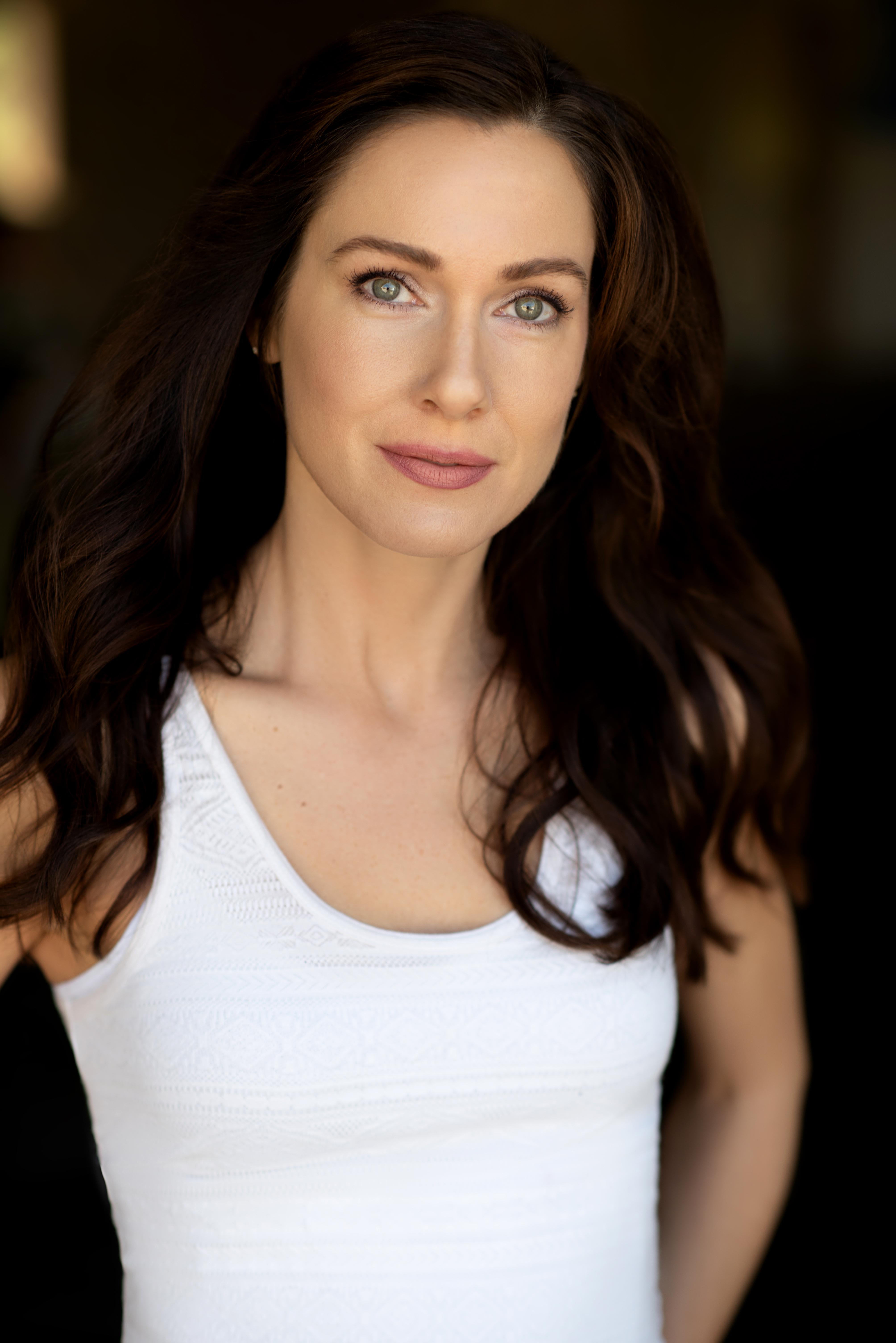 actor Erin Beute large photo