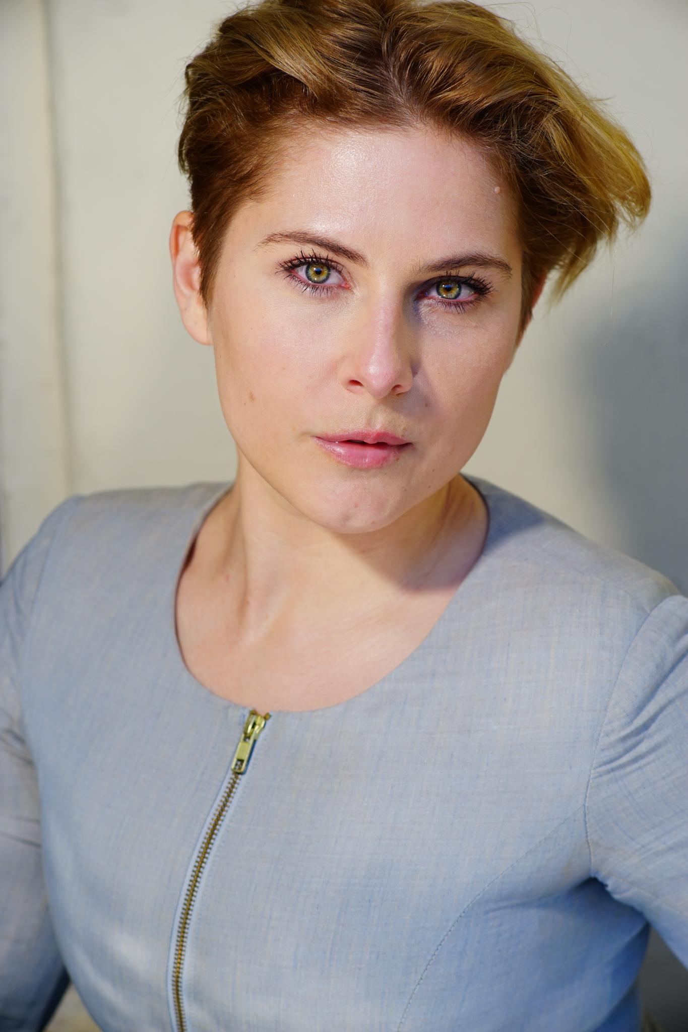 actor Erin Manker large photo