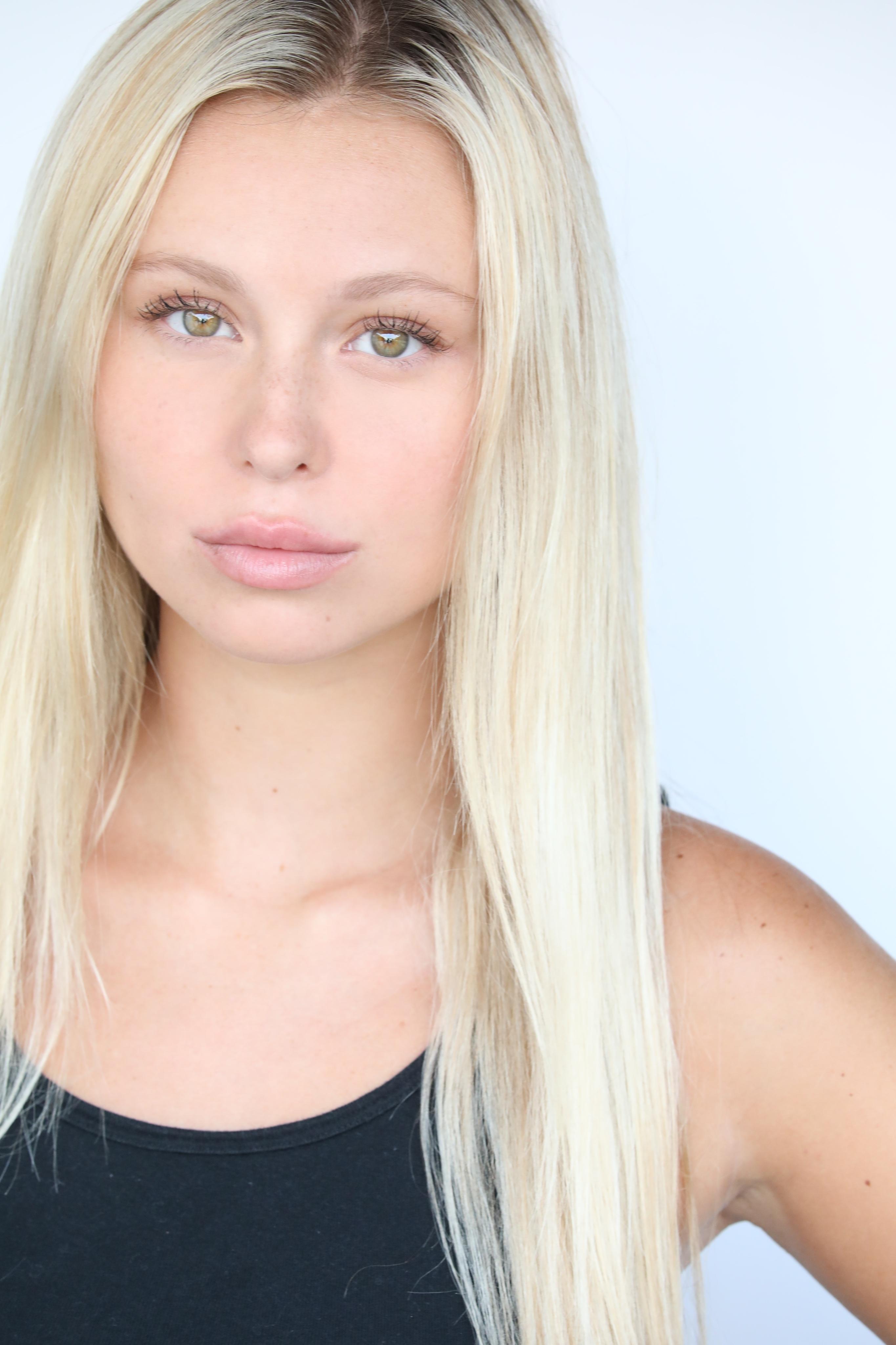 actor Alexandra Peters large photo