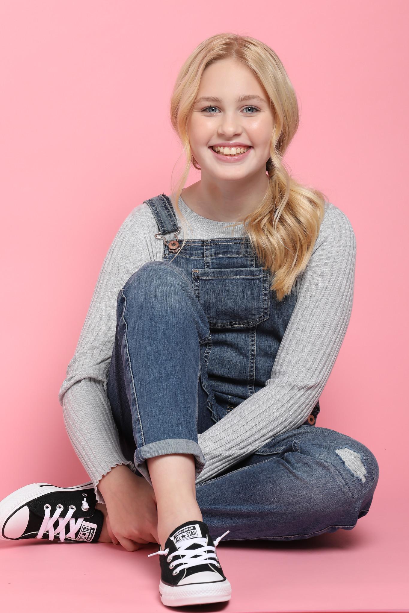 actor Lilian McNeil large photo