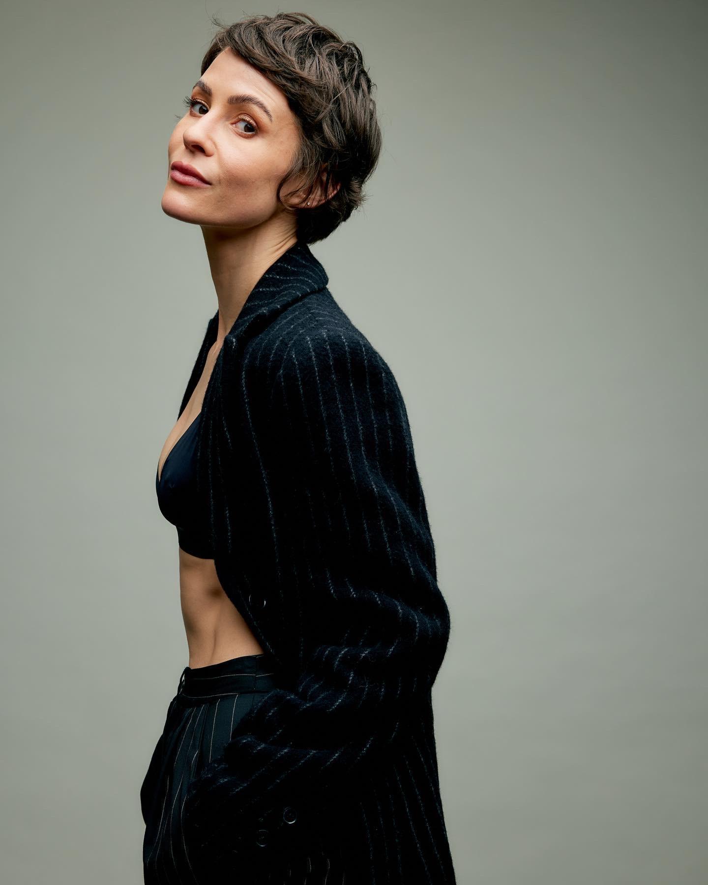 actor Linsey Godfrey large photo