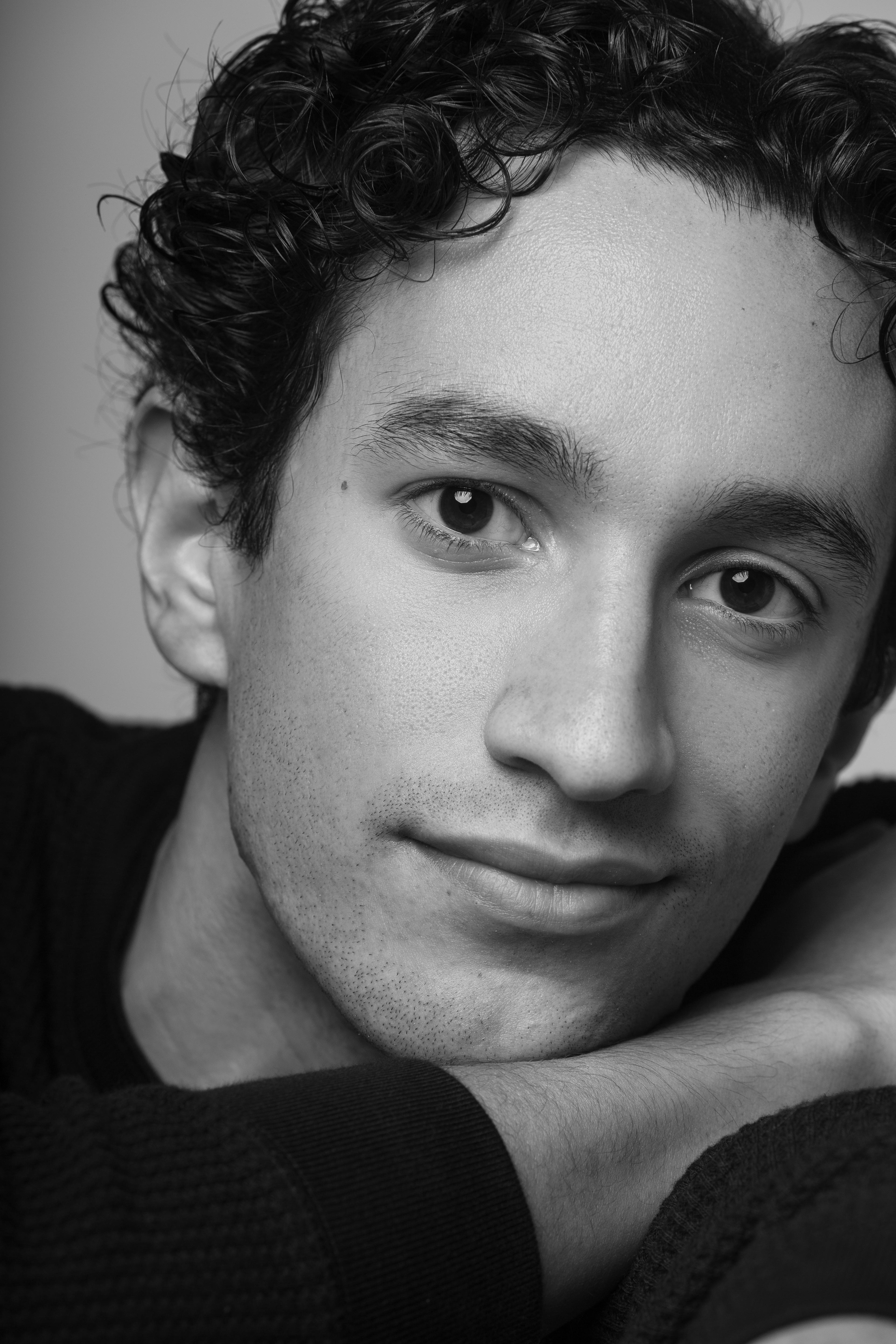 actor Tiago Santos large photo