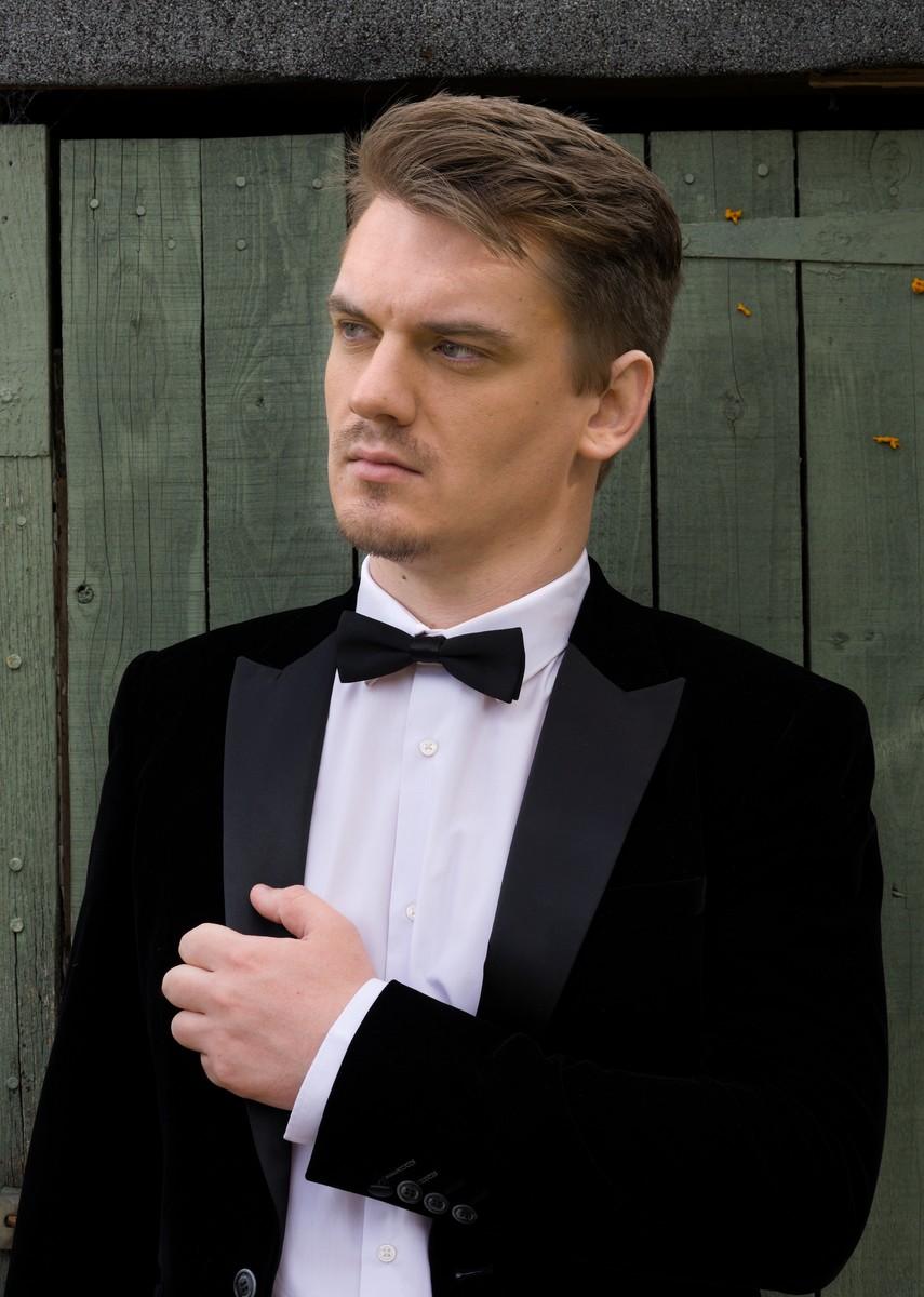 actor Aaron R Dorey large photo