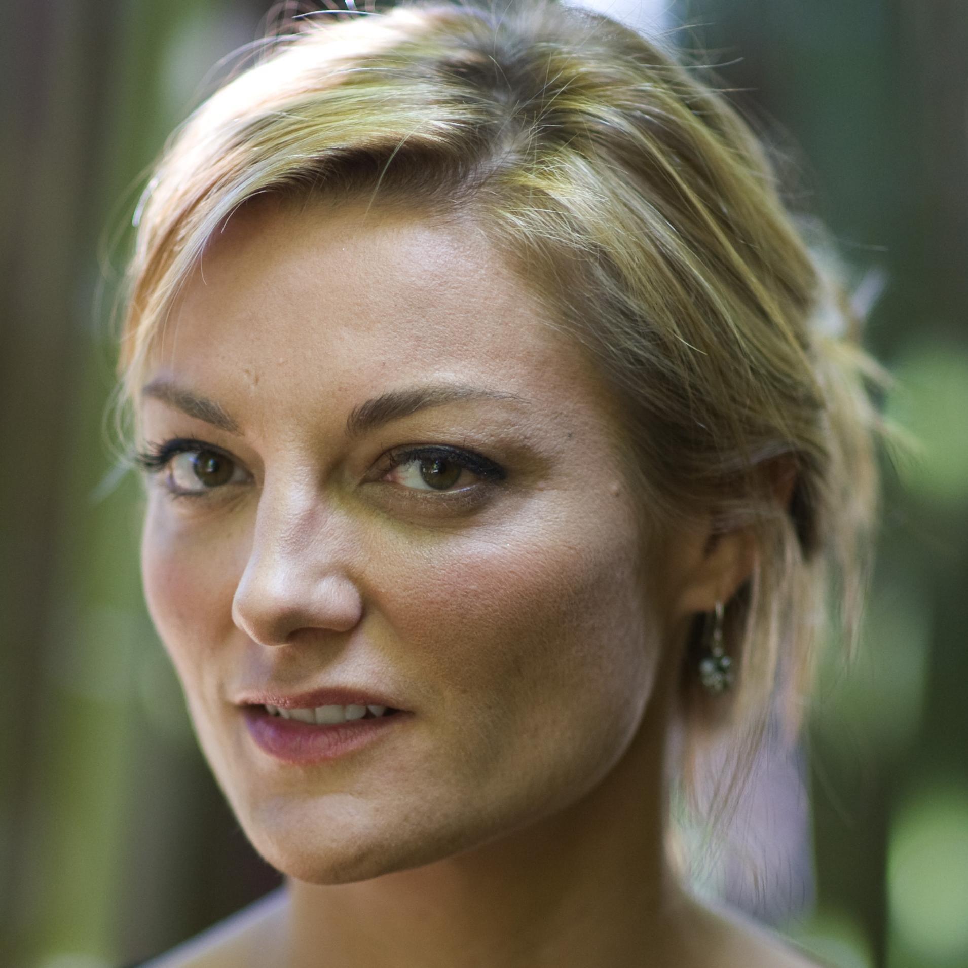 actor Lucy Walker large photo