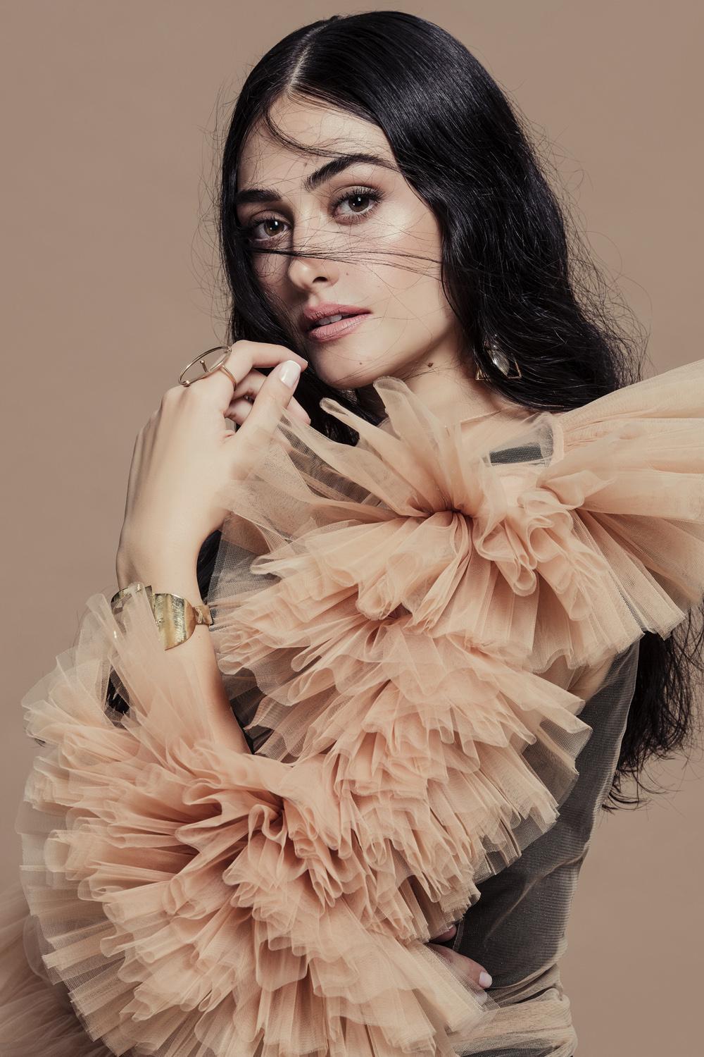 actor Esra Bilgiç large photo