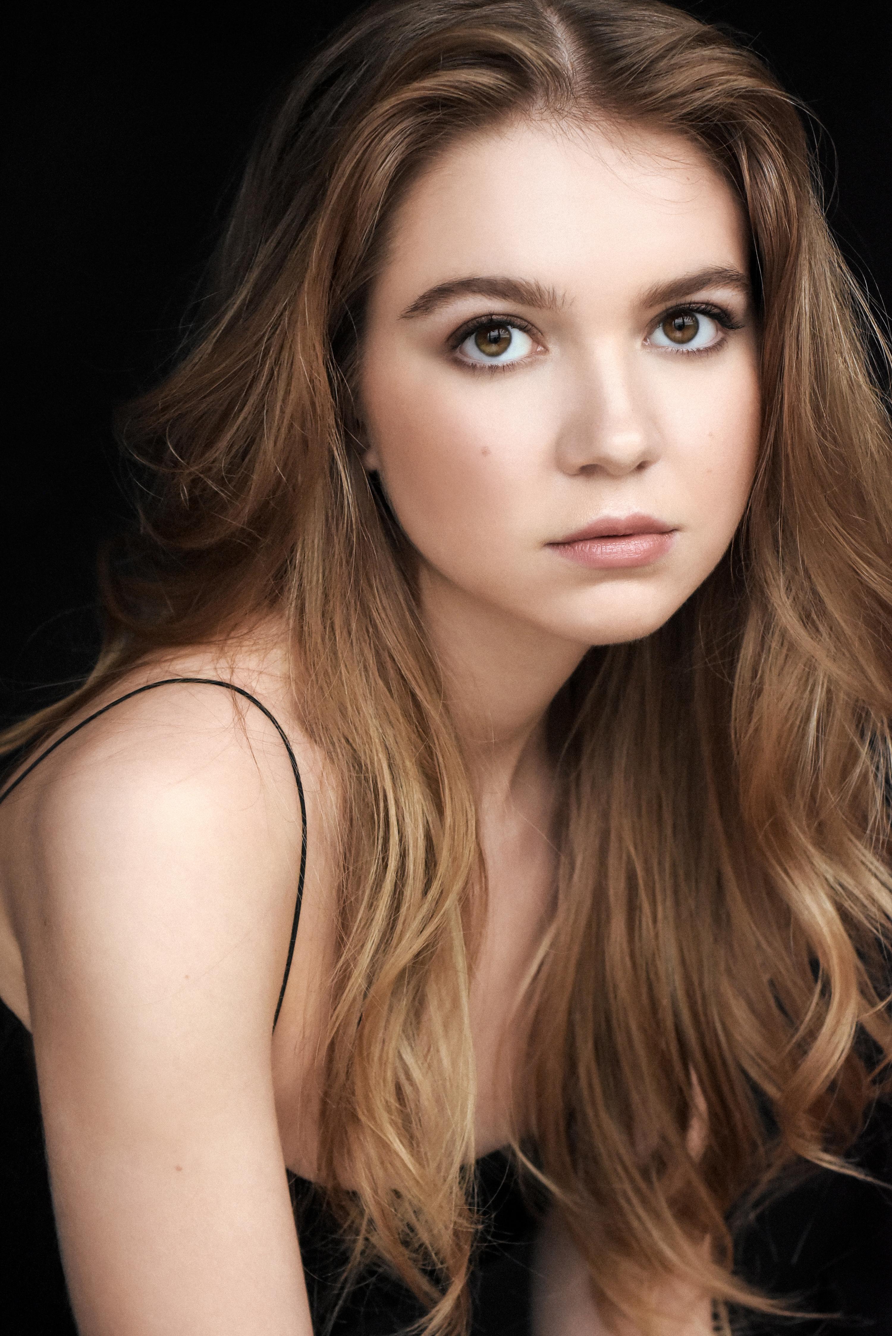 actor Abby Ross large photo