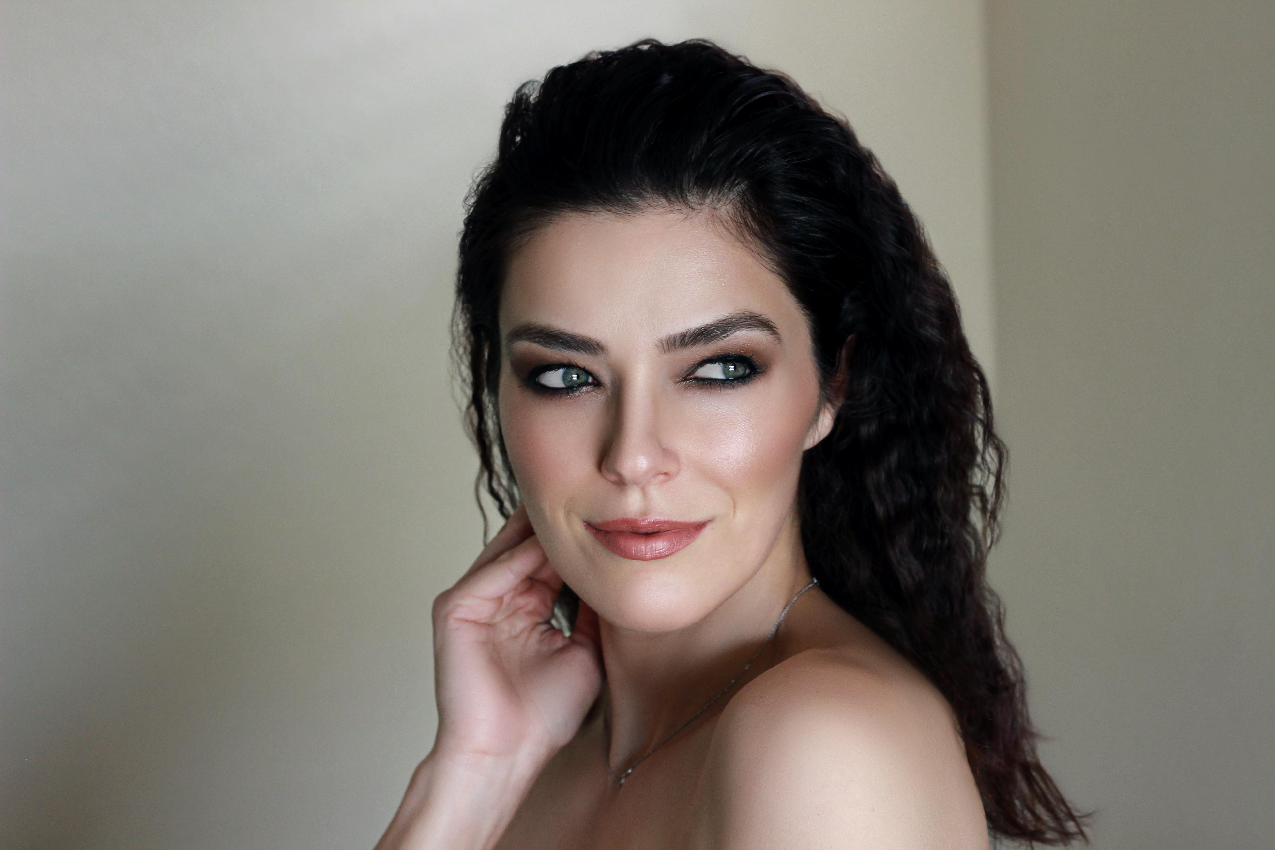 actor Adrianne Curry large photo