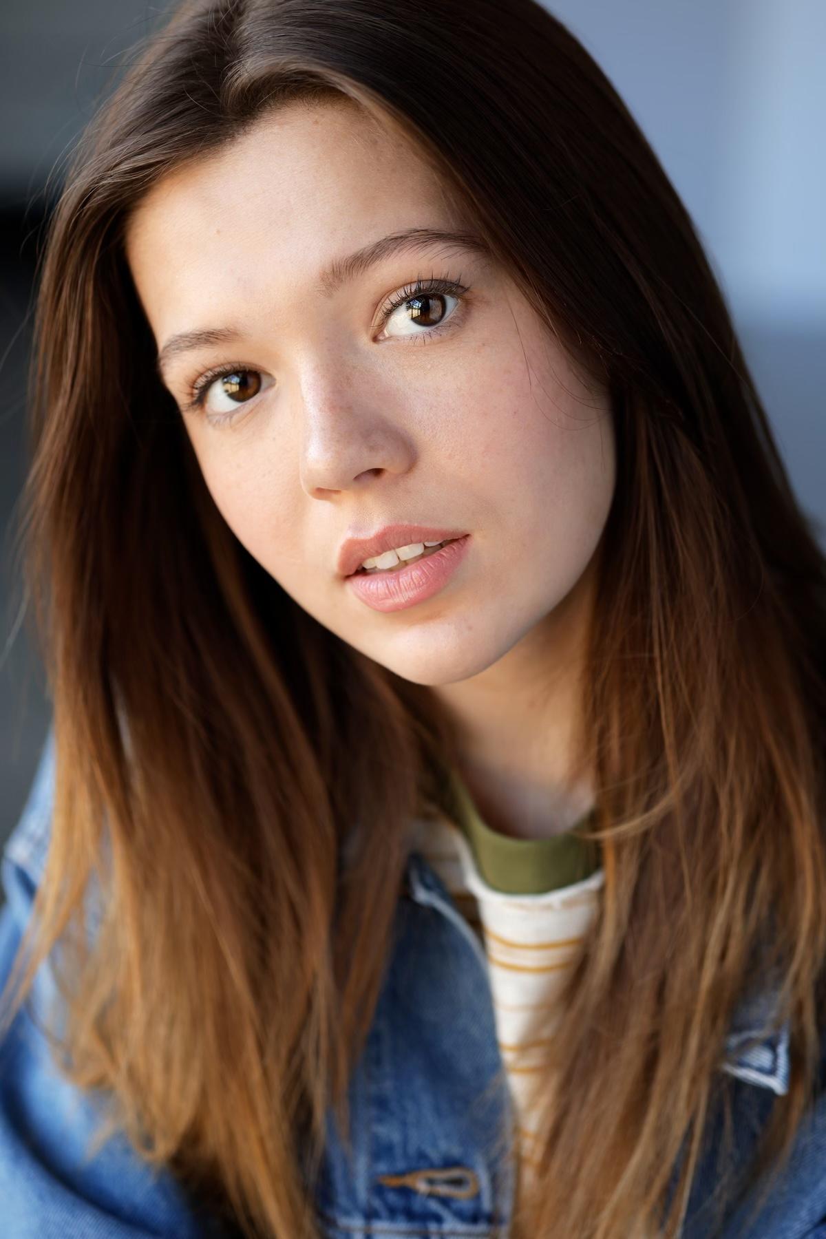 actor Emma Duchesneau large photo