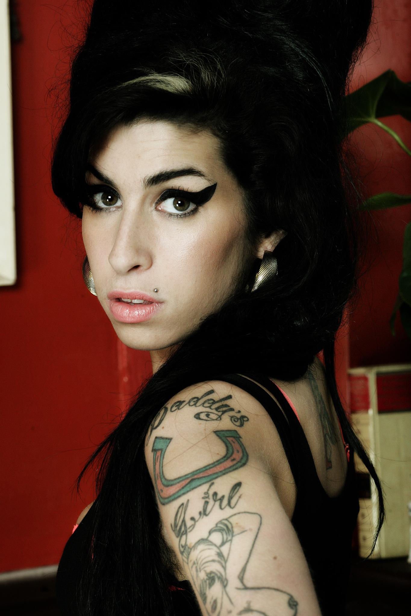 actor Amy Winehouse large photo