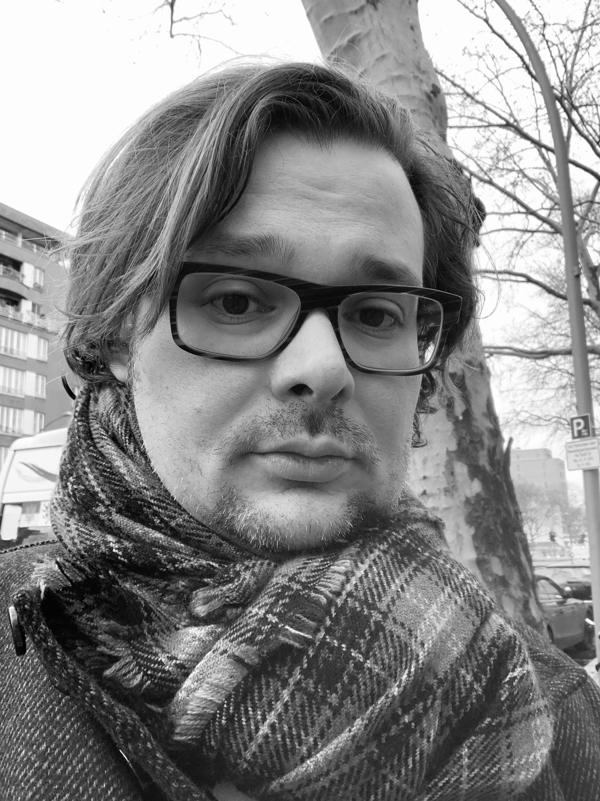 actor Thomas Hillenbrand large photo