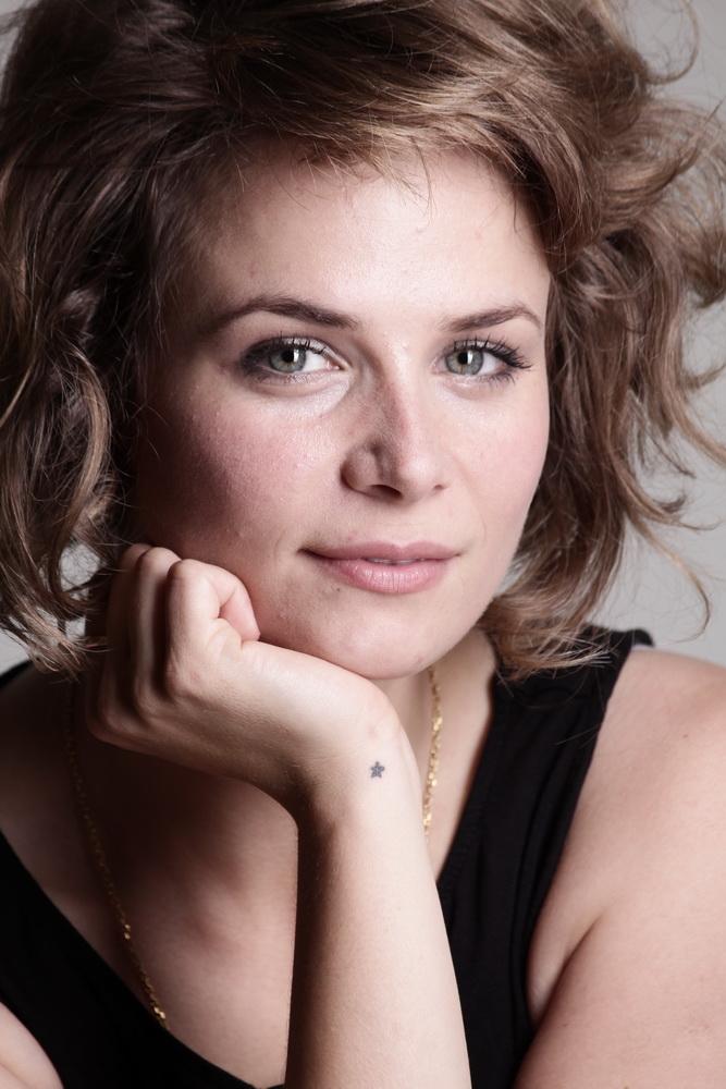 actor Diana Cavallioti large photo