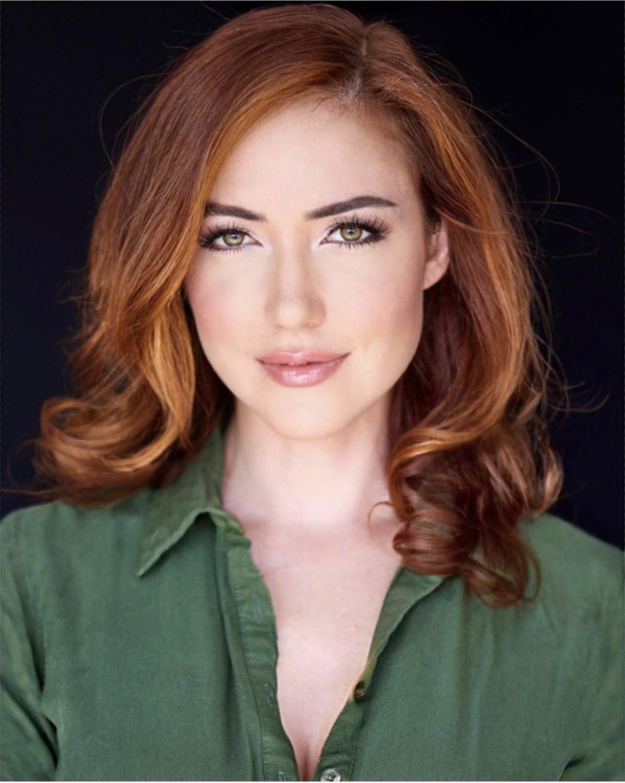 actor Erika Smith large photo