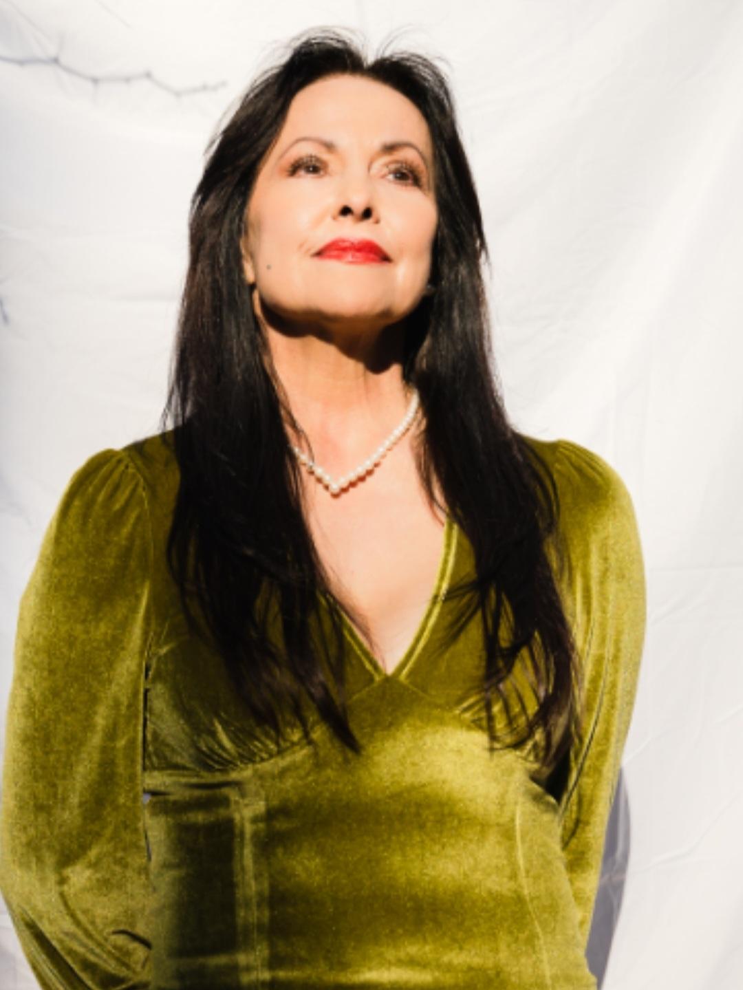 actor Elizabeth Elise Gonzalez large photo