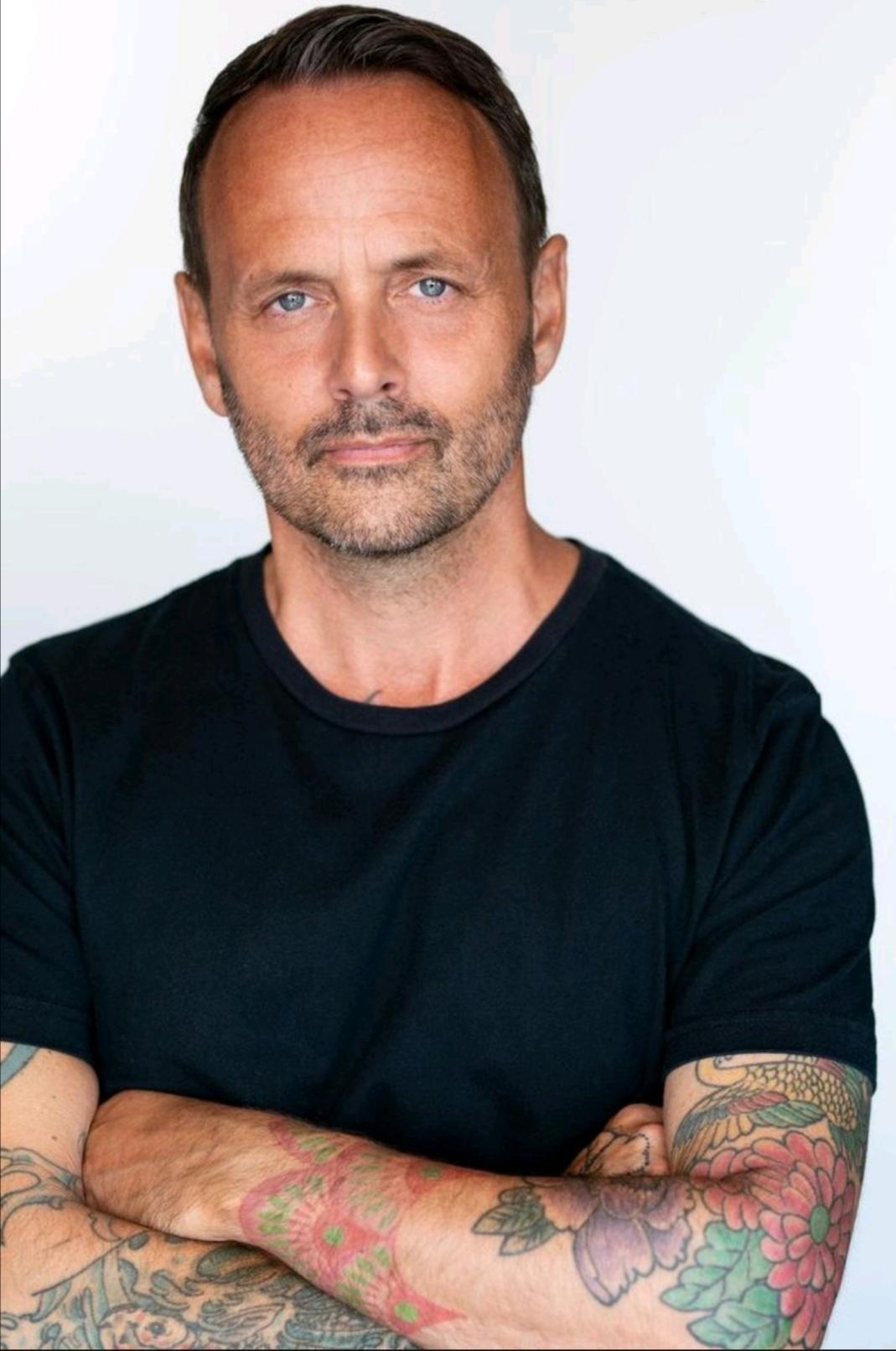 actor Joel McNichol large photo