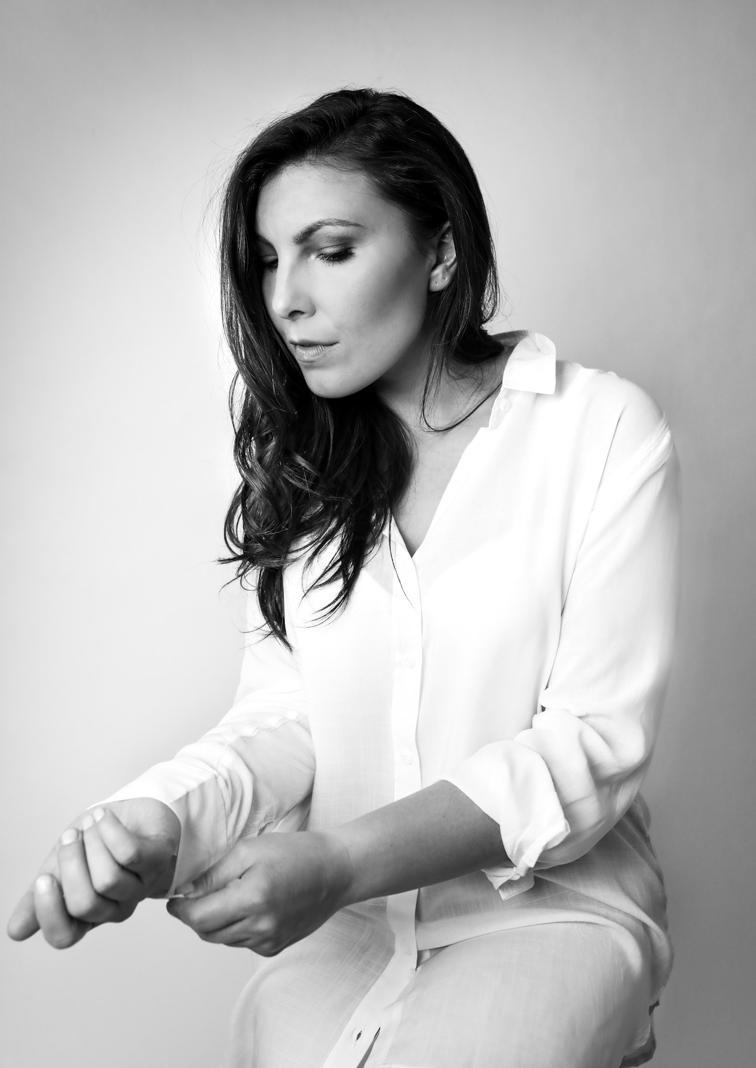 actor Jasmine Fontes large photo