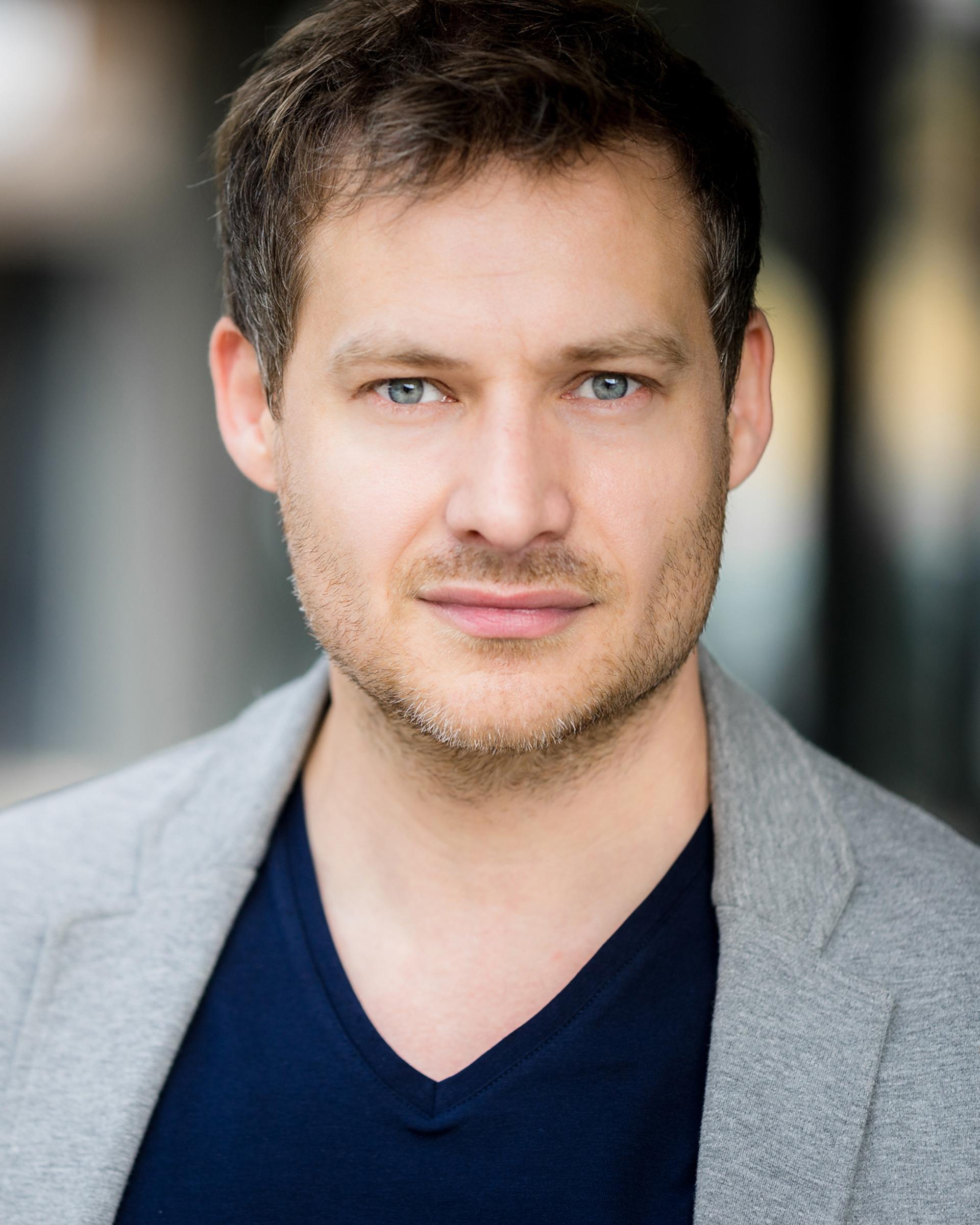 actor Rob Oldfield large photo