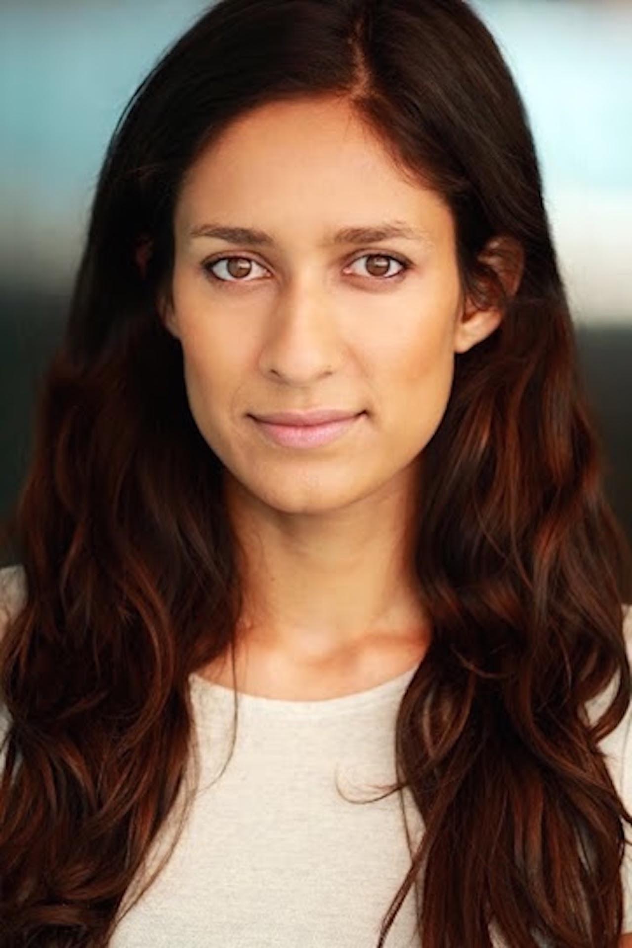 actor Emma Harvie large photo