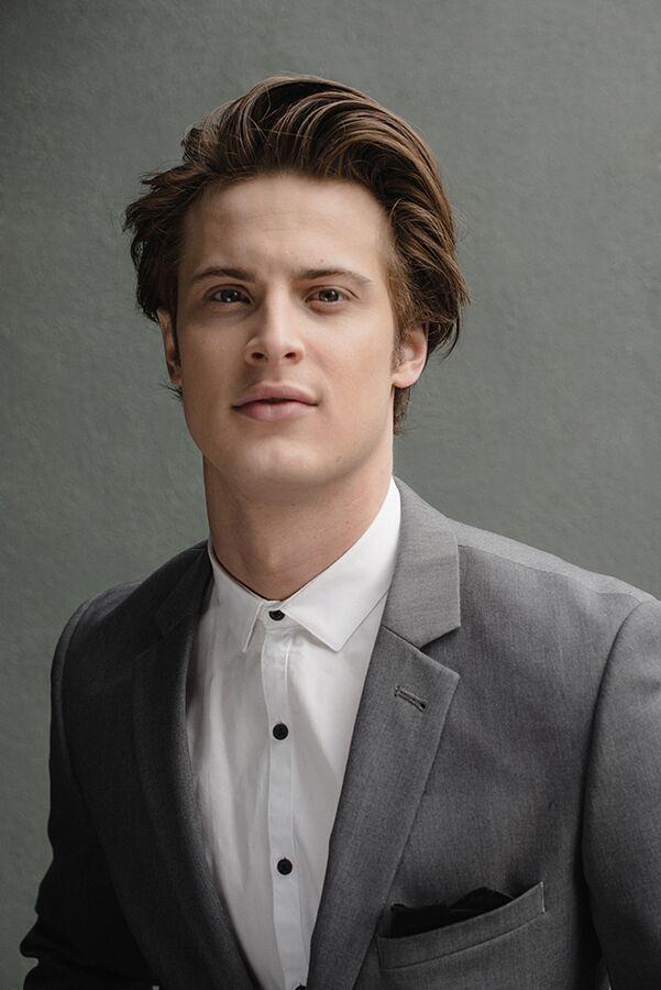 actor Aren Buchholz large photo