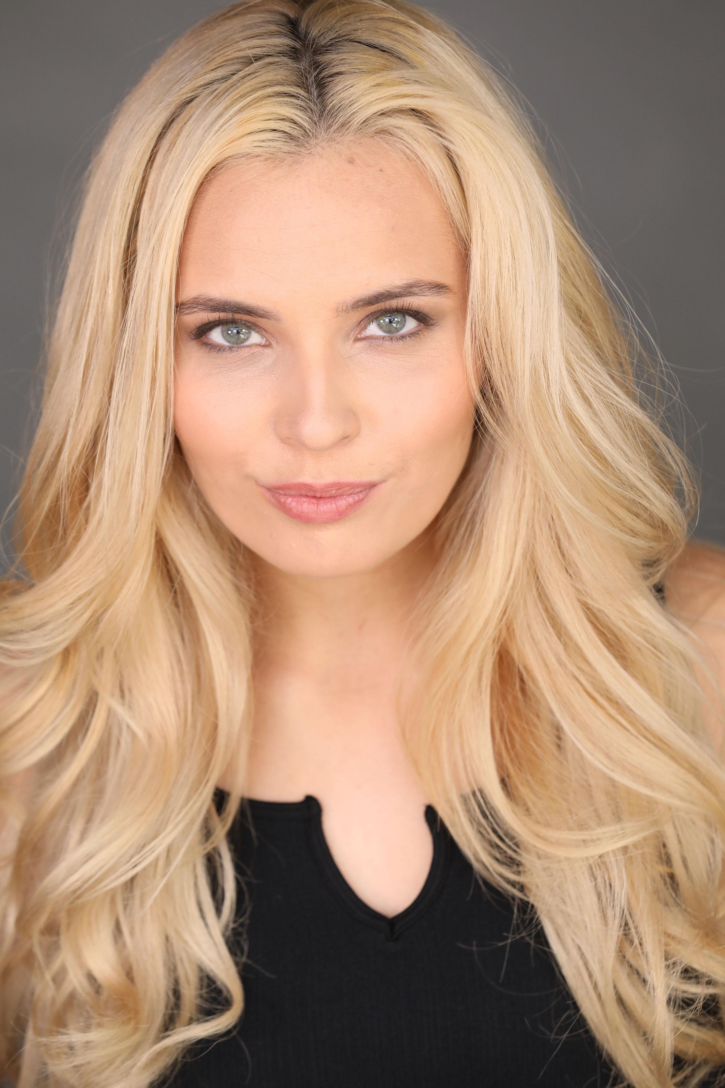 actor Ana Markova large photo