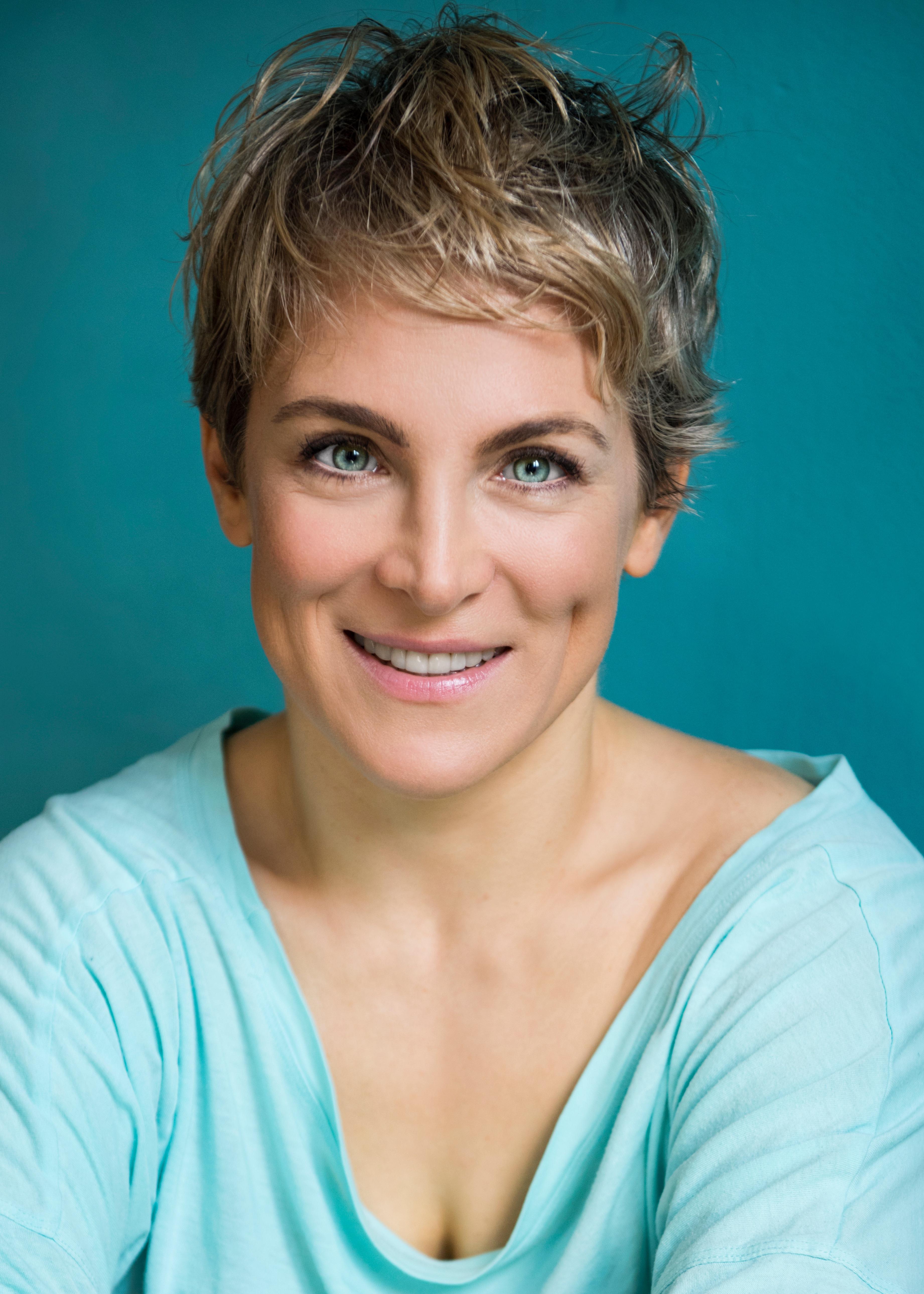 actor Bettina Kenney large photo