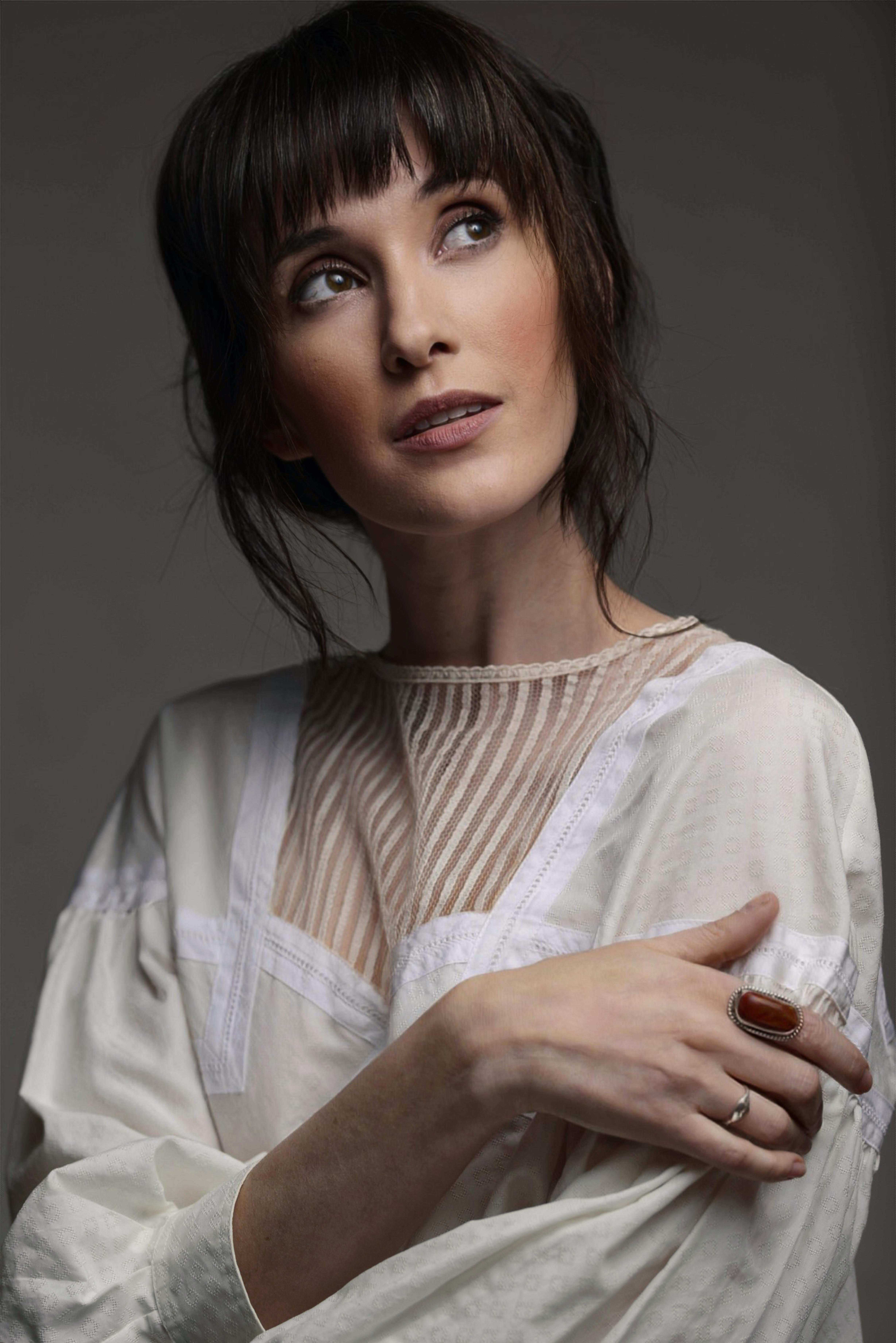 actor Erin Neufer large photo