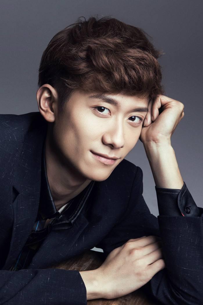 actor Yishan Zhang large photo