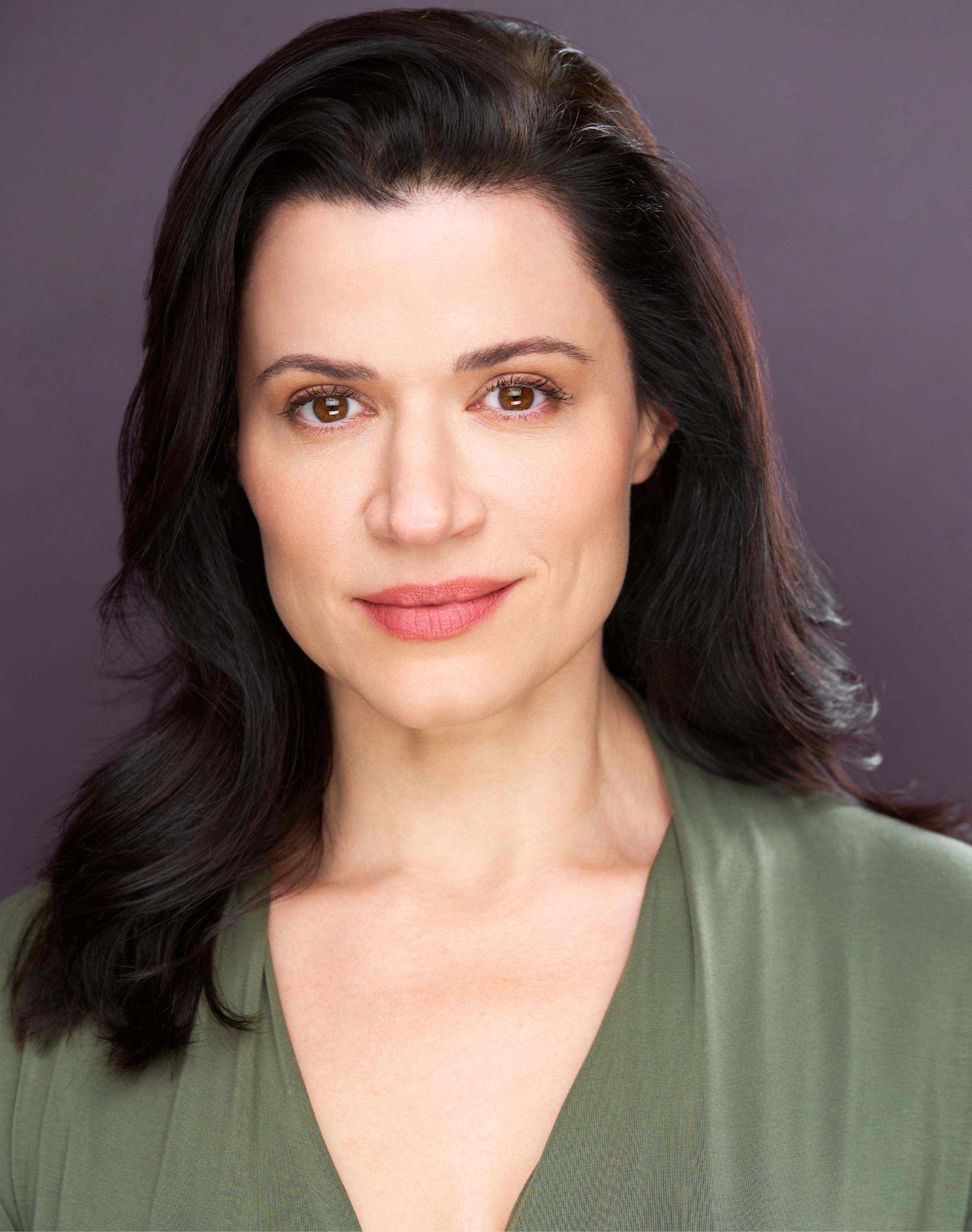 actor Eleni Yiovas large photo