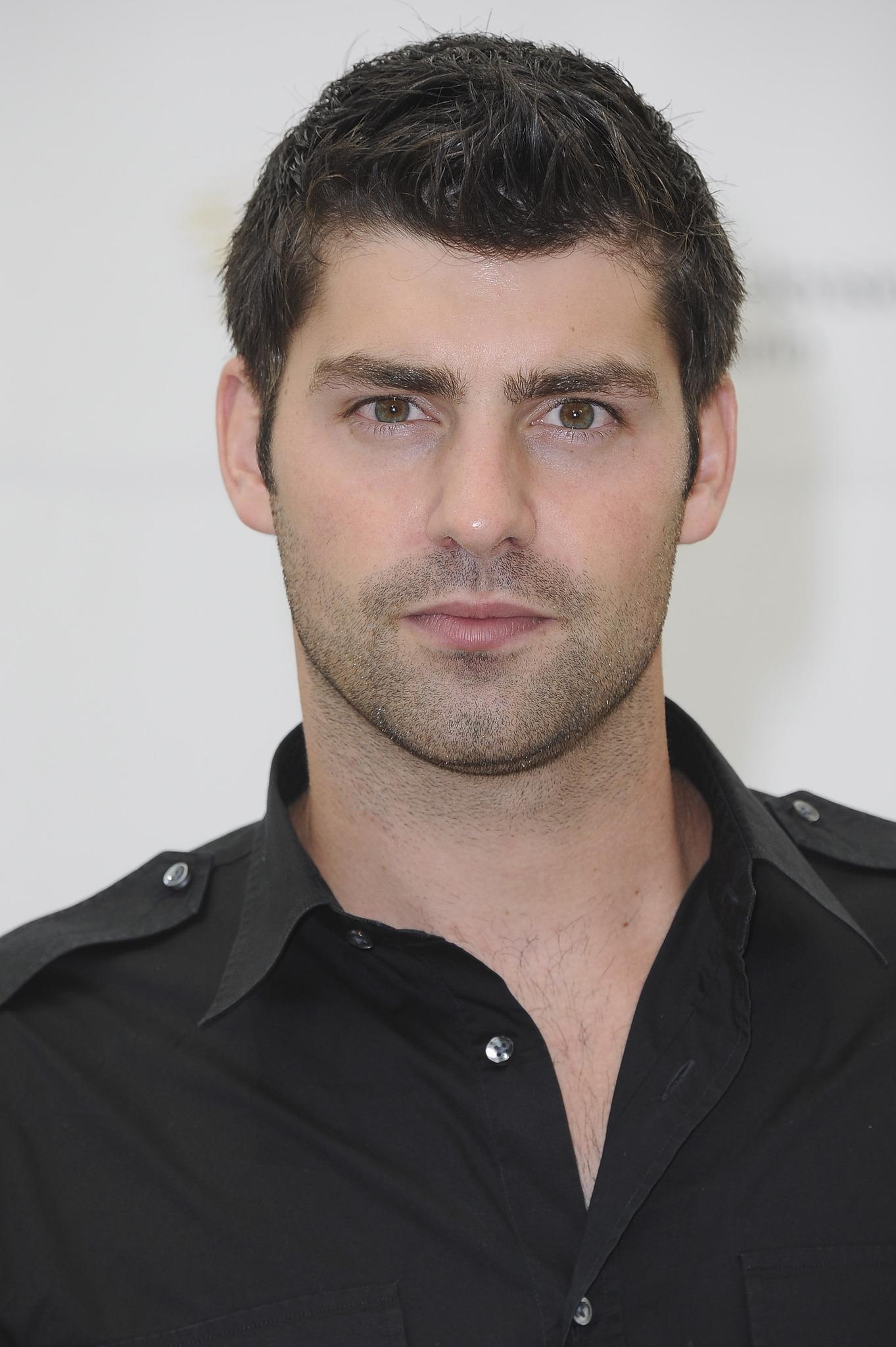 actor Travis Milne large photo