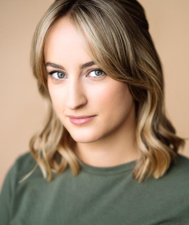 actor Molly Gibson large photo