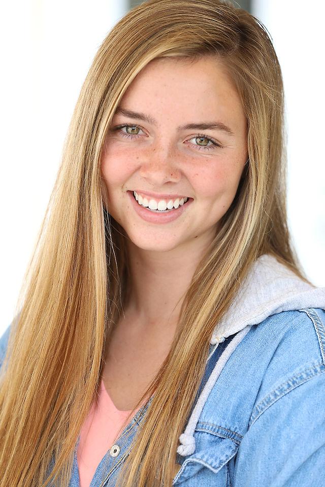 actor Kiki Carney large photo