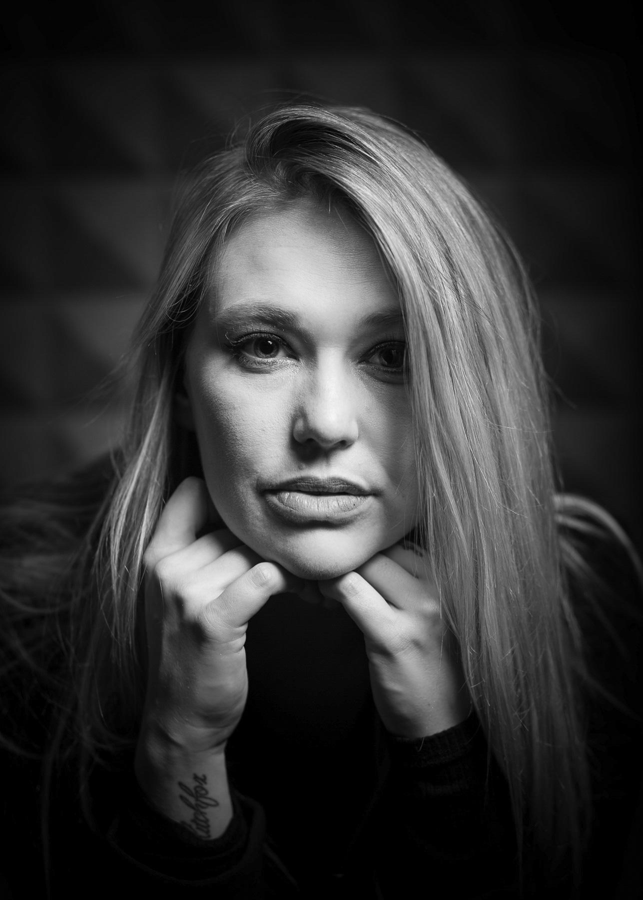 actor Roxy Nel large photo